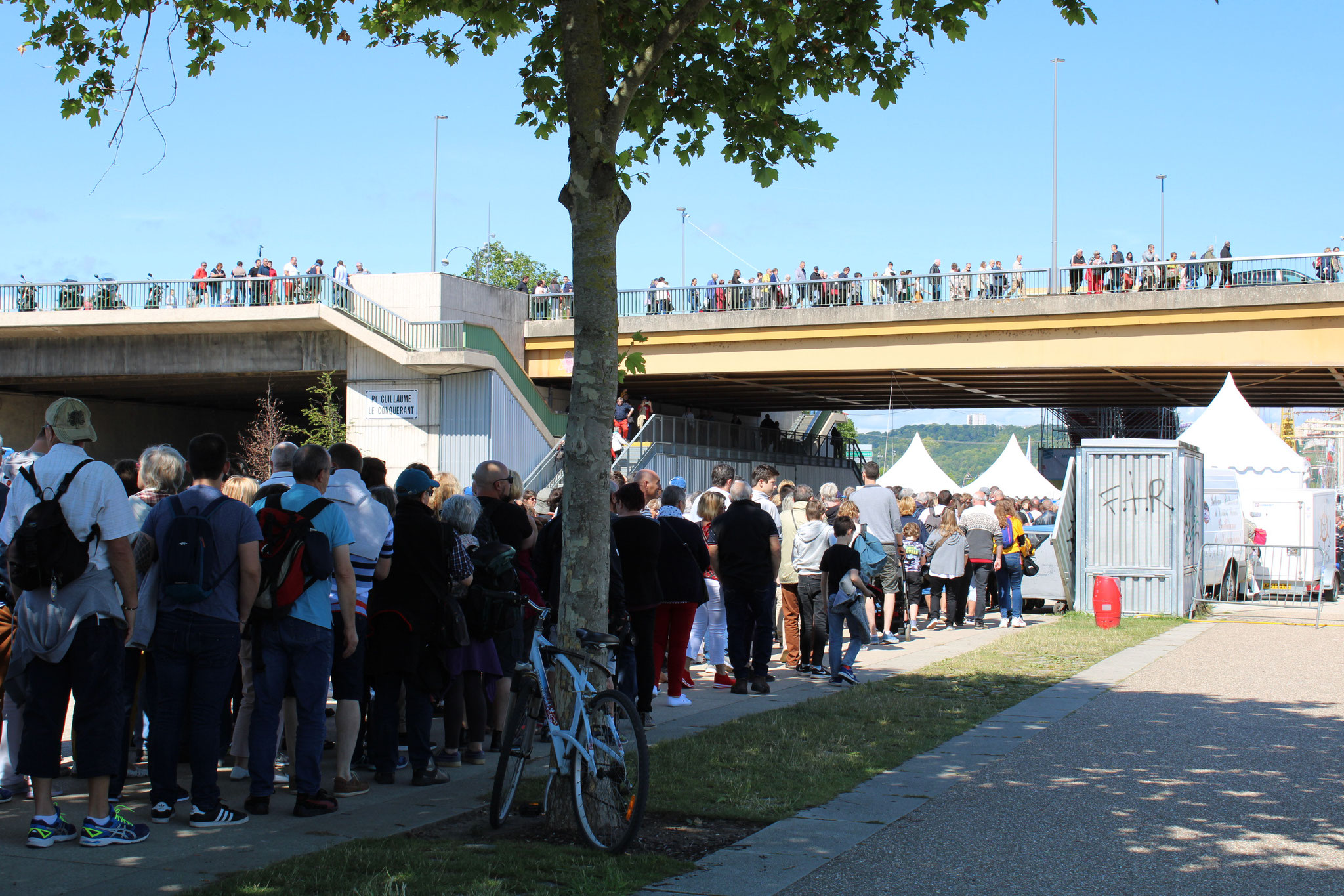 Le long des quais , vers l'entrée