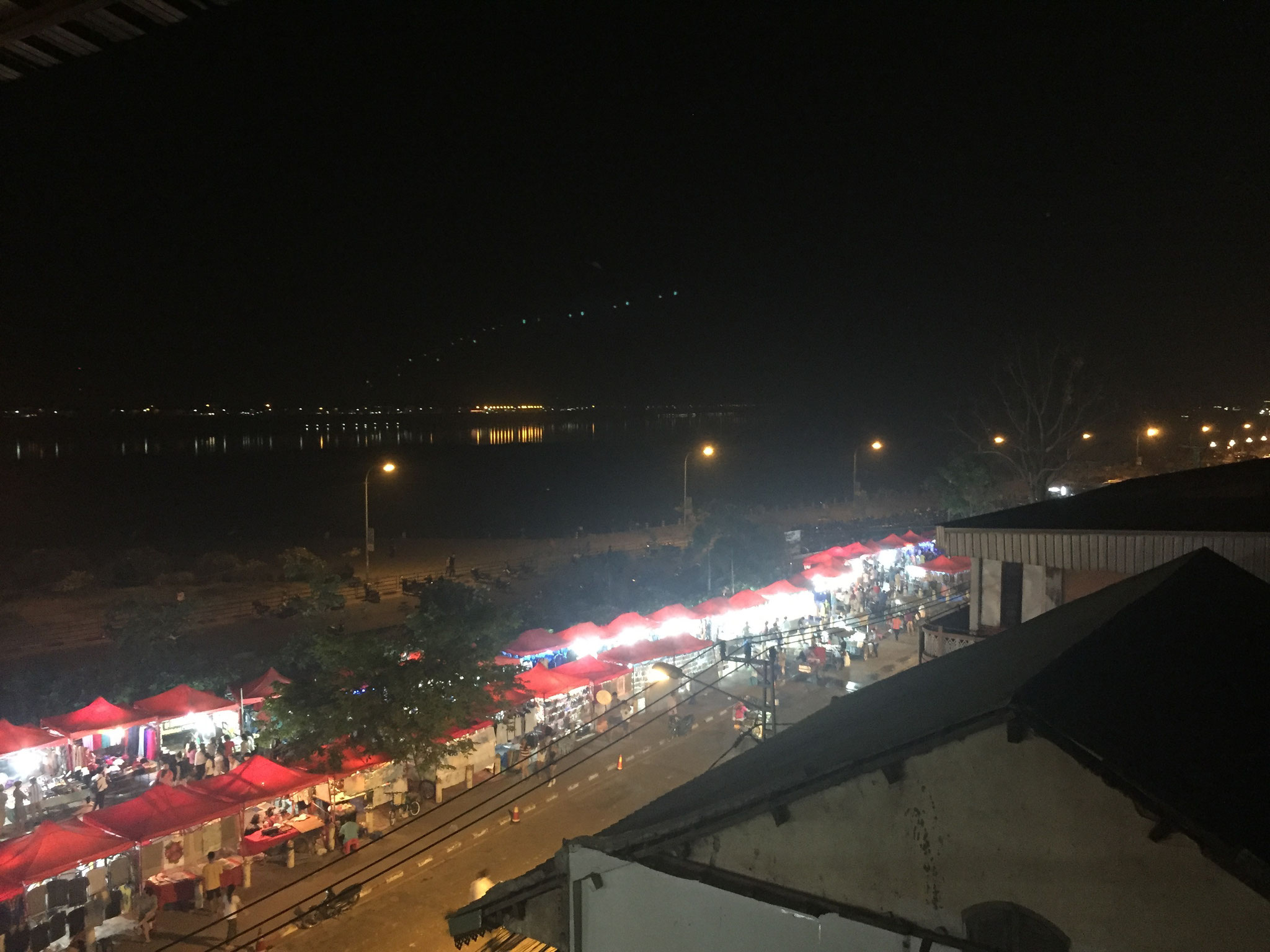 Nach einem kurzen Flug, Ankunft in Vientiane, der Hauptstadt von Laos (Blick über den Nachtmarkt und den Mekong nach Thailand)