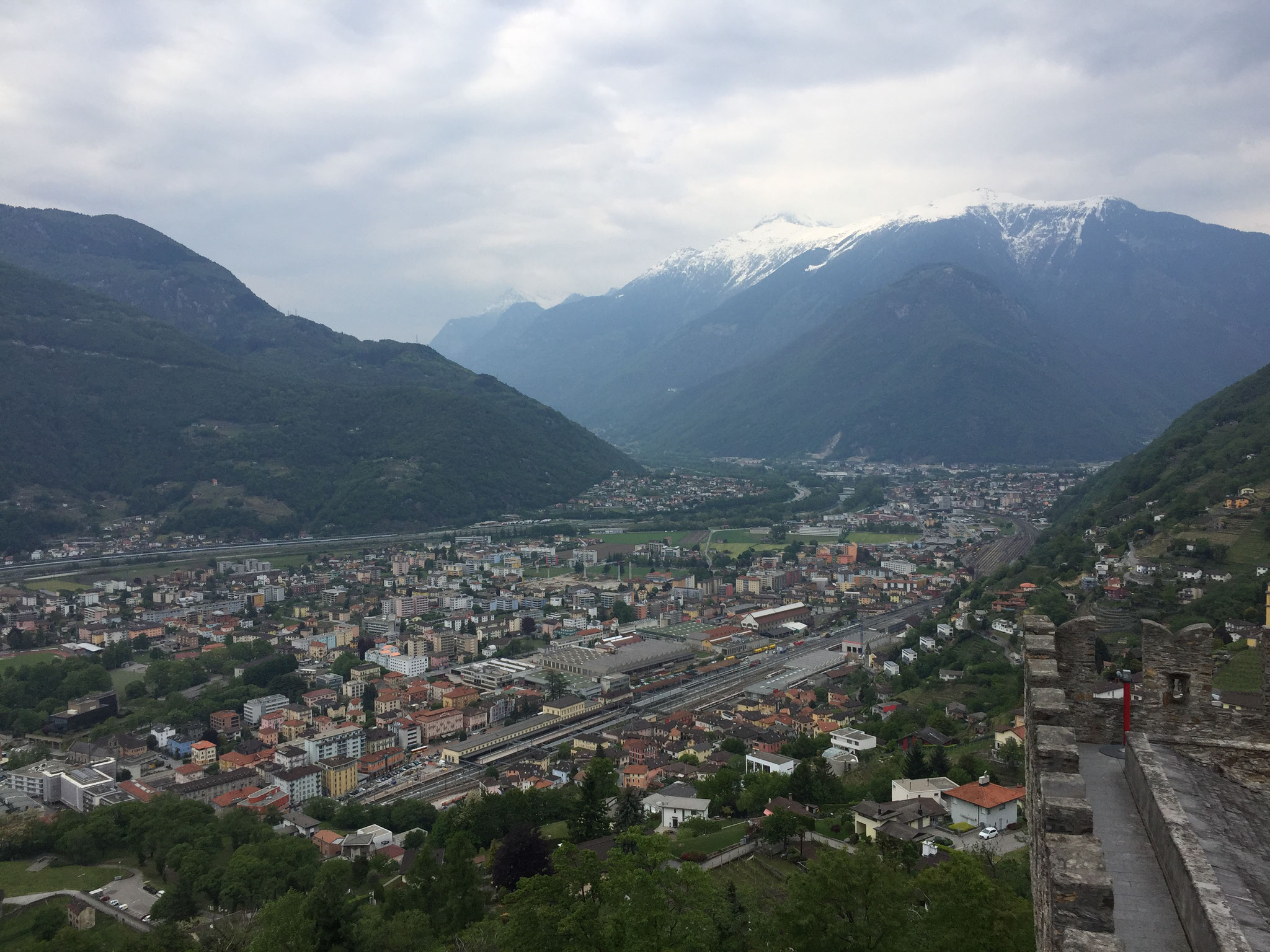 Der Blick in Richtung St. Gotthard (links) und San Bernadino (rechts)