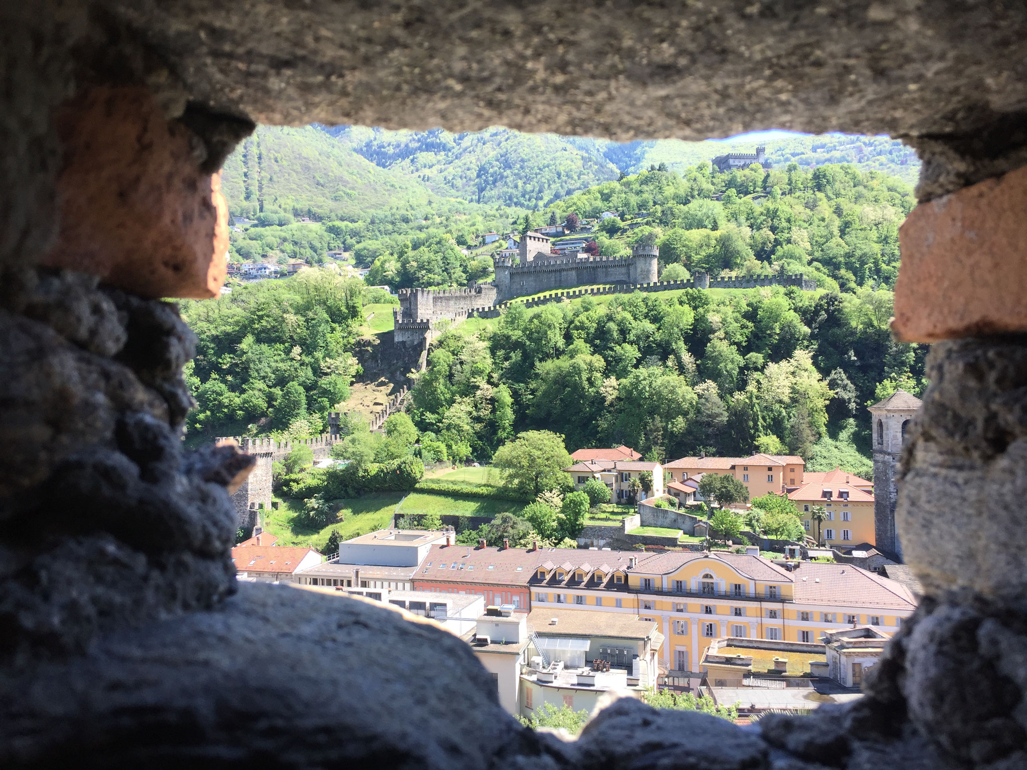 Blick vom Castelgrande auf Montebello und Sasso Corbaro