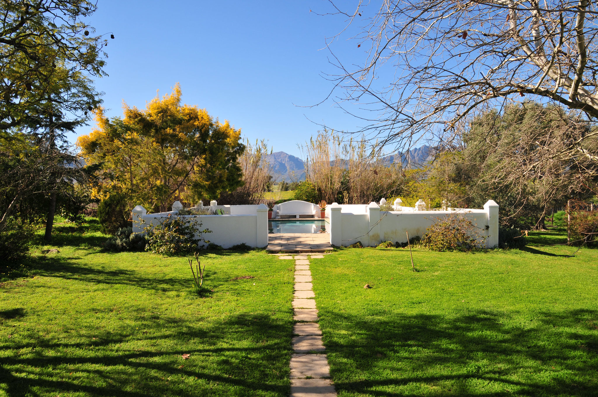 ...und ein Pool. Am Nachmittag via Paarl, an Stellenbosch vorbei nach Kapstadt (Cape Town)