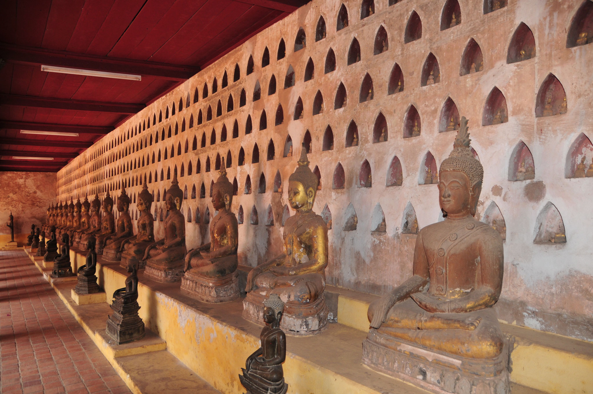 Tausende Miniatur Buddha Figuren sind hier Zuhause