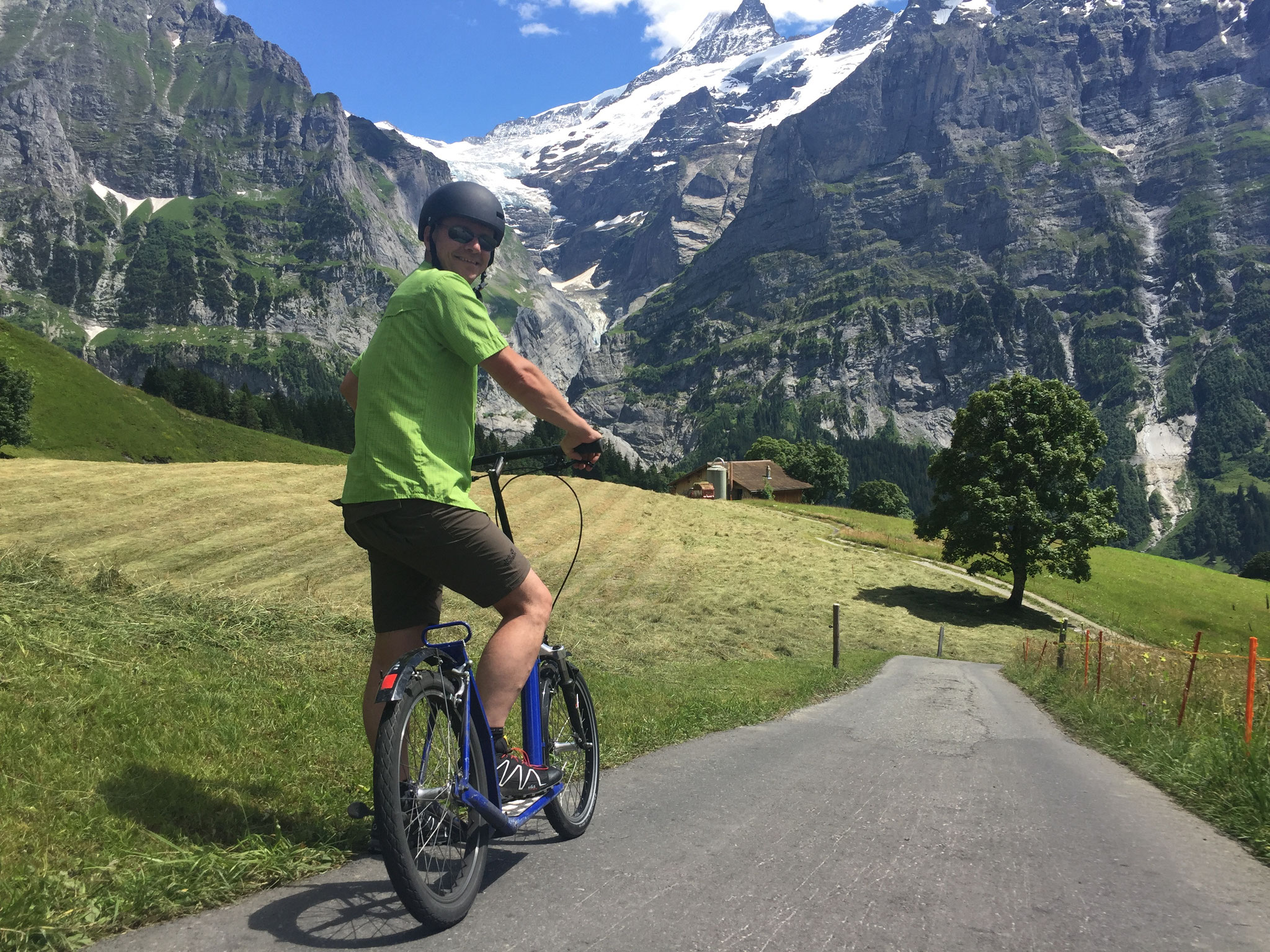 und bis ins Dorf mit dem Trottibike