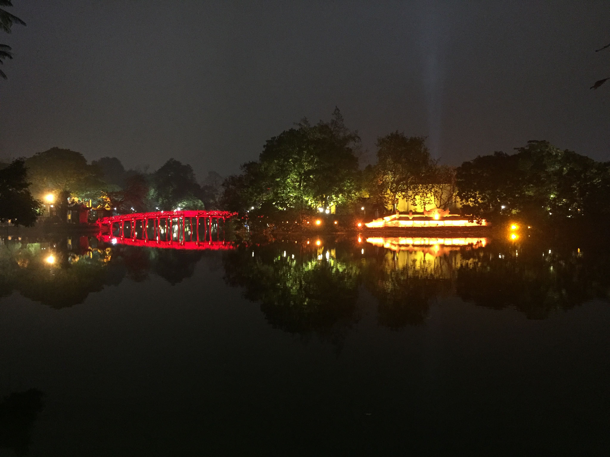 Mit Sicht auf den Hoan Kiem Lake und den Ngoc Son Tempel