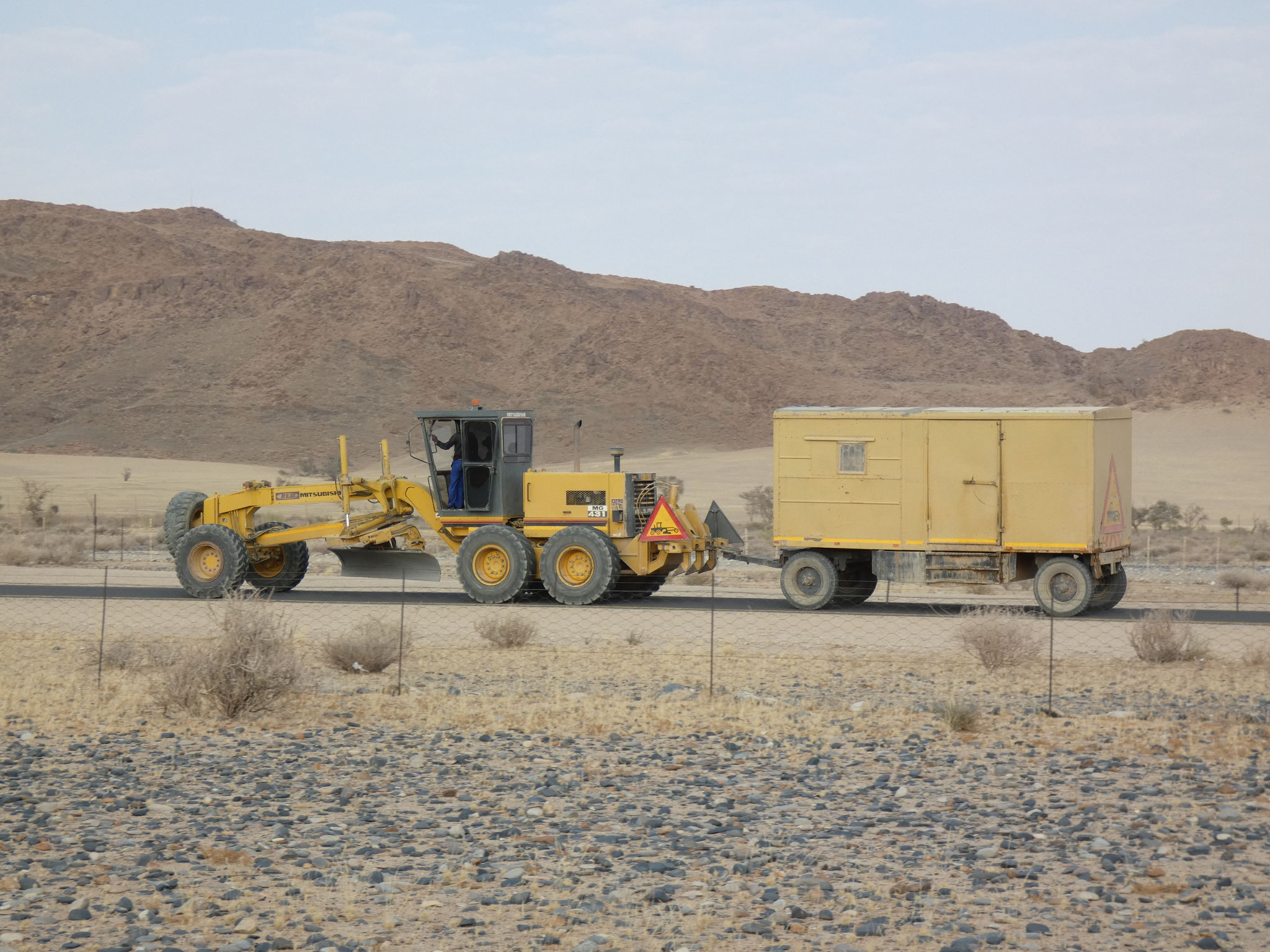 Grader mit seinem Wohnwagen