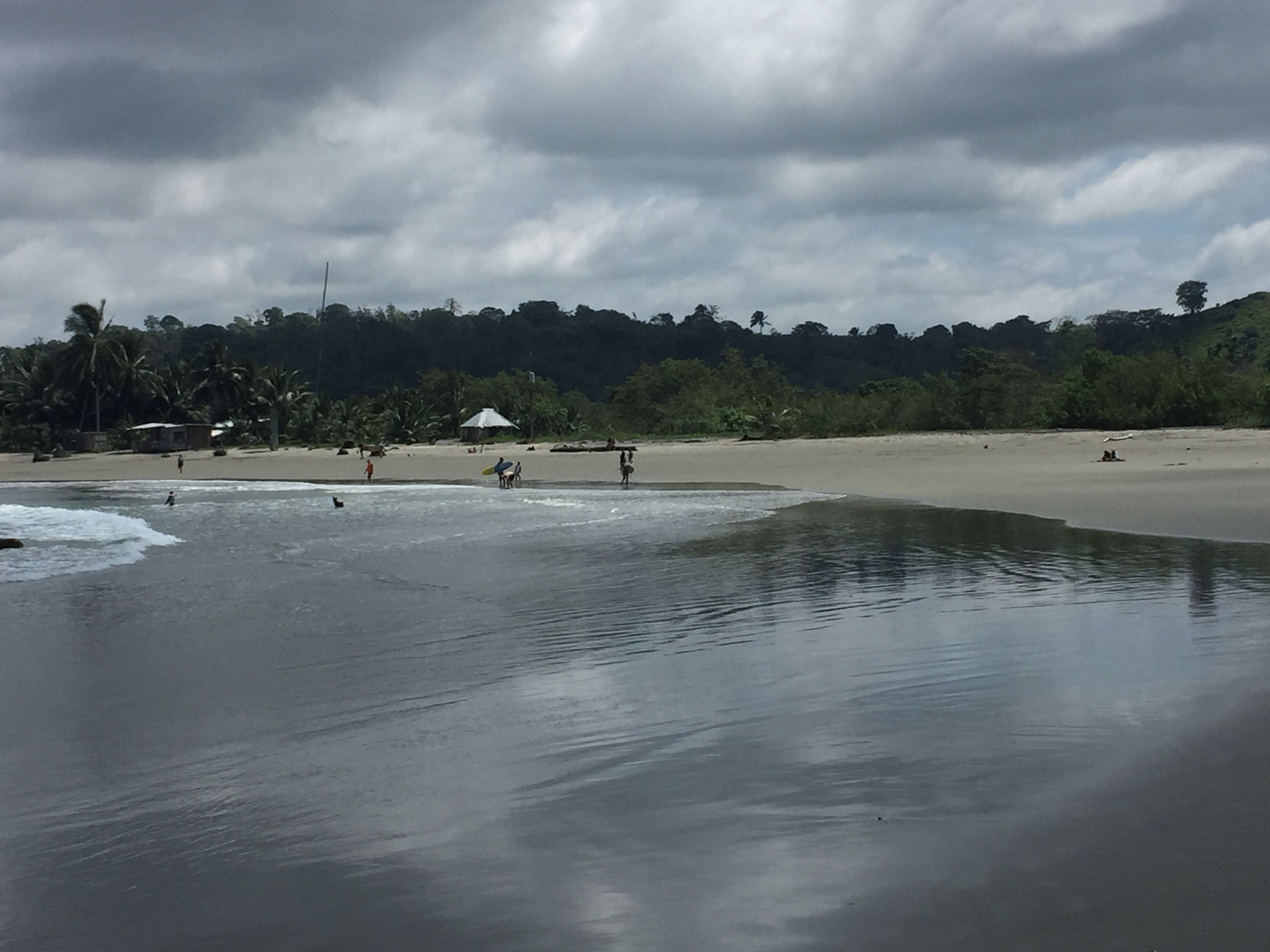 schwarzer Strand in Mompiche