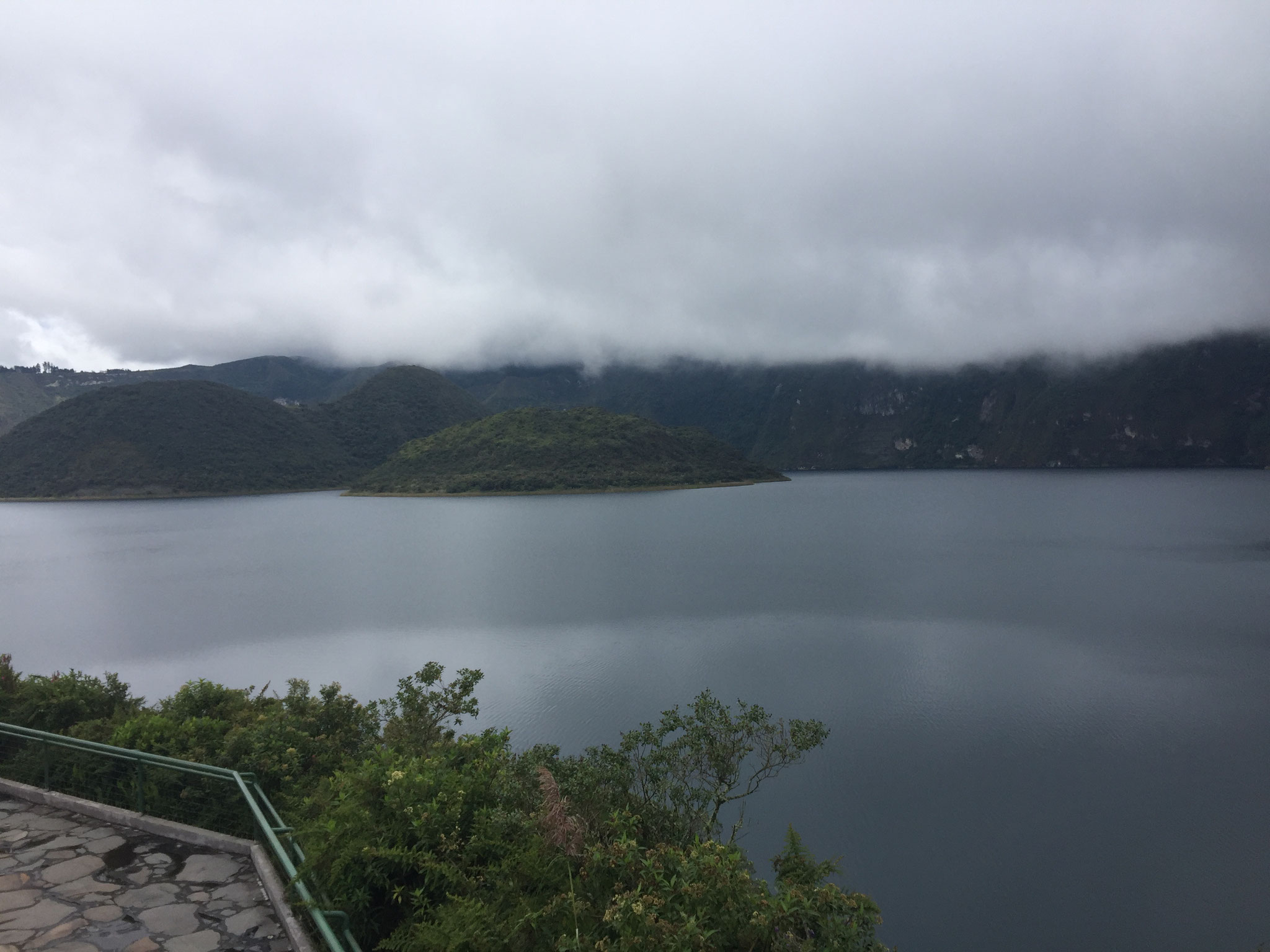 Lagune Cuicocha und Vulkan Cotocachi im Nebel