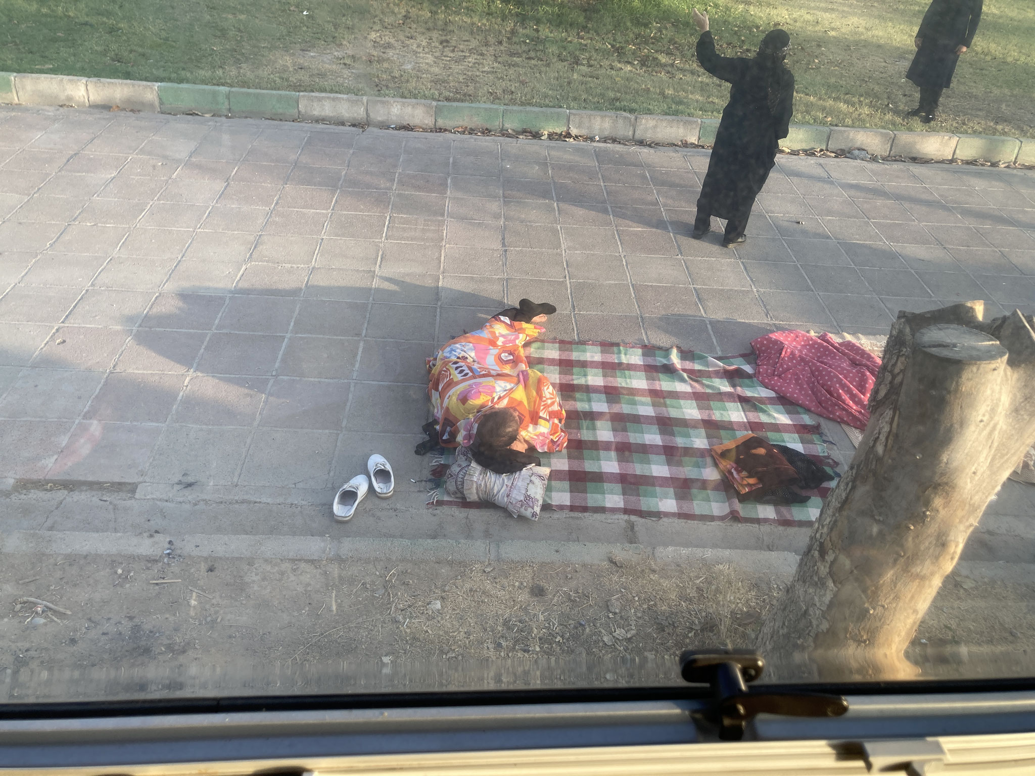 Einheimische schlafen hinter unserem Auto
