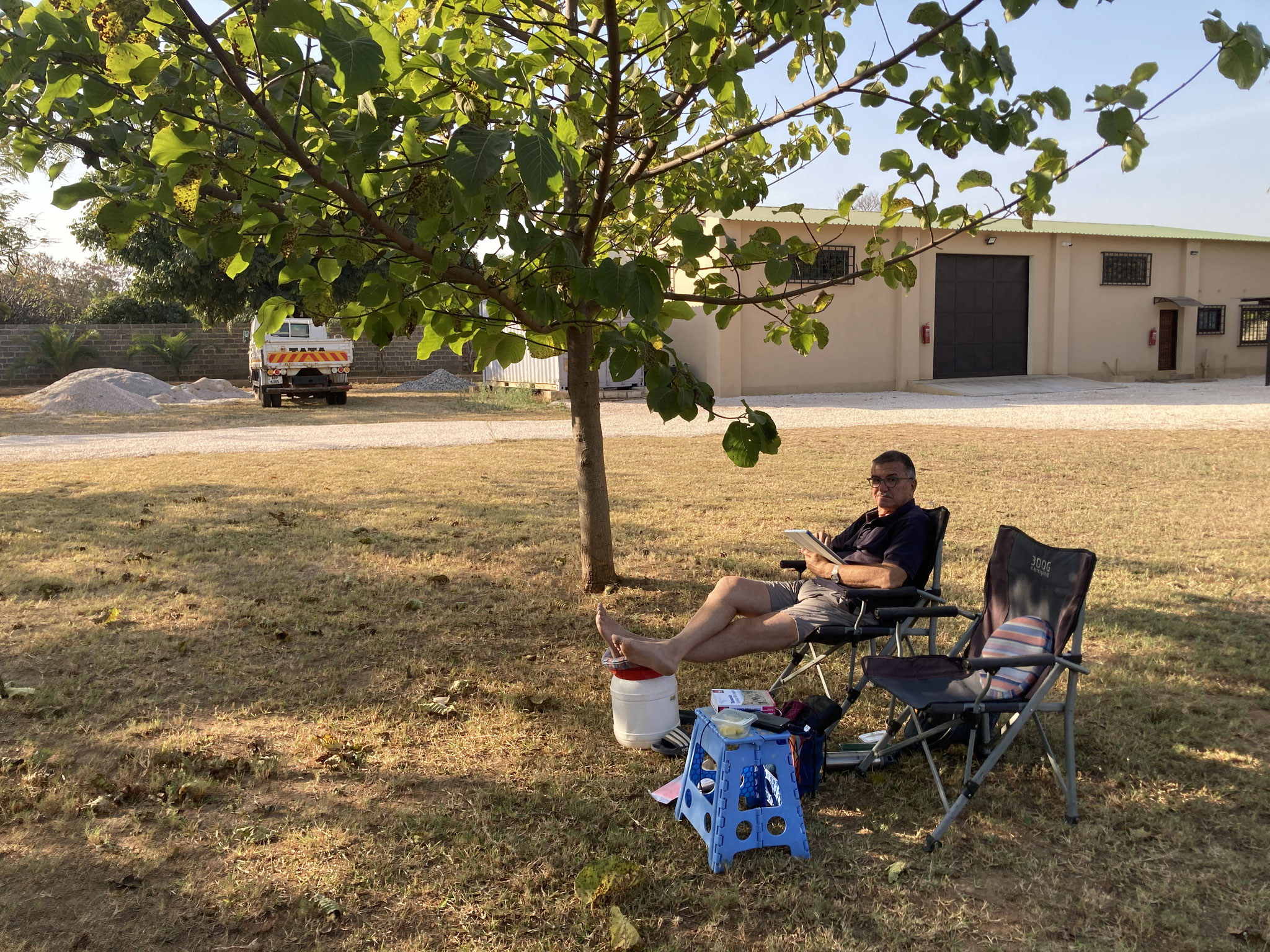 warten im Garten vor der Werkstatt