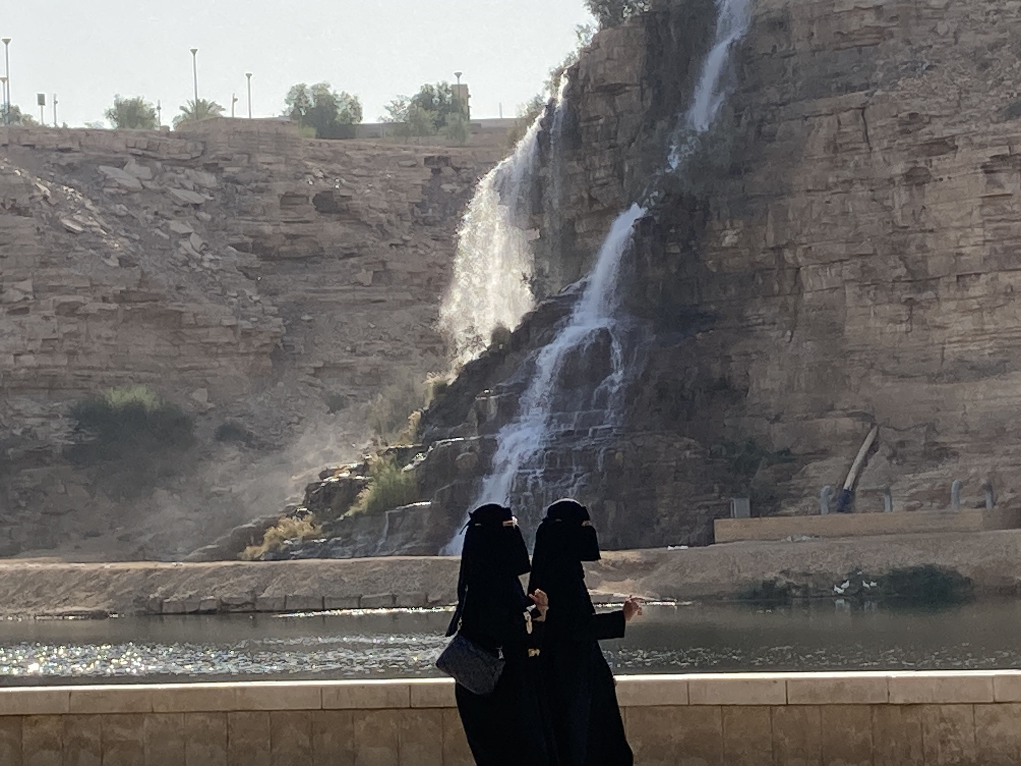 mit Wasserfall am Übernachtungsplatz