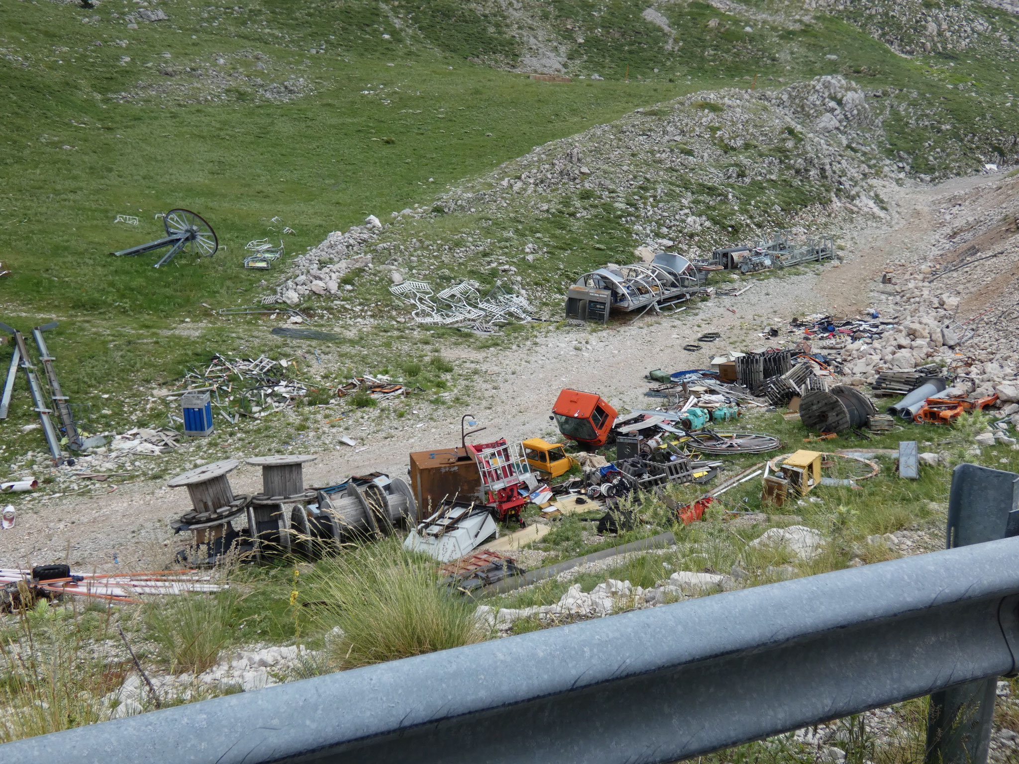 Müll hinter der Skiarena