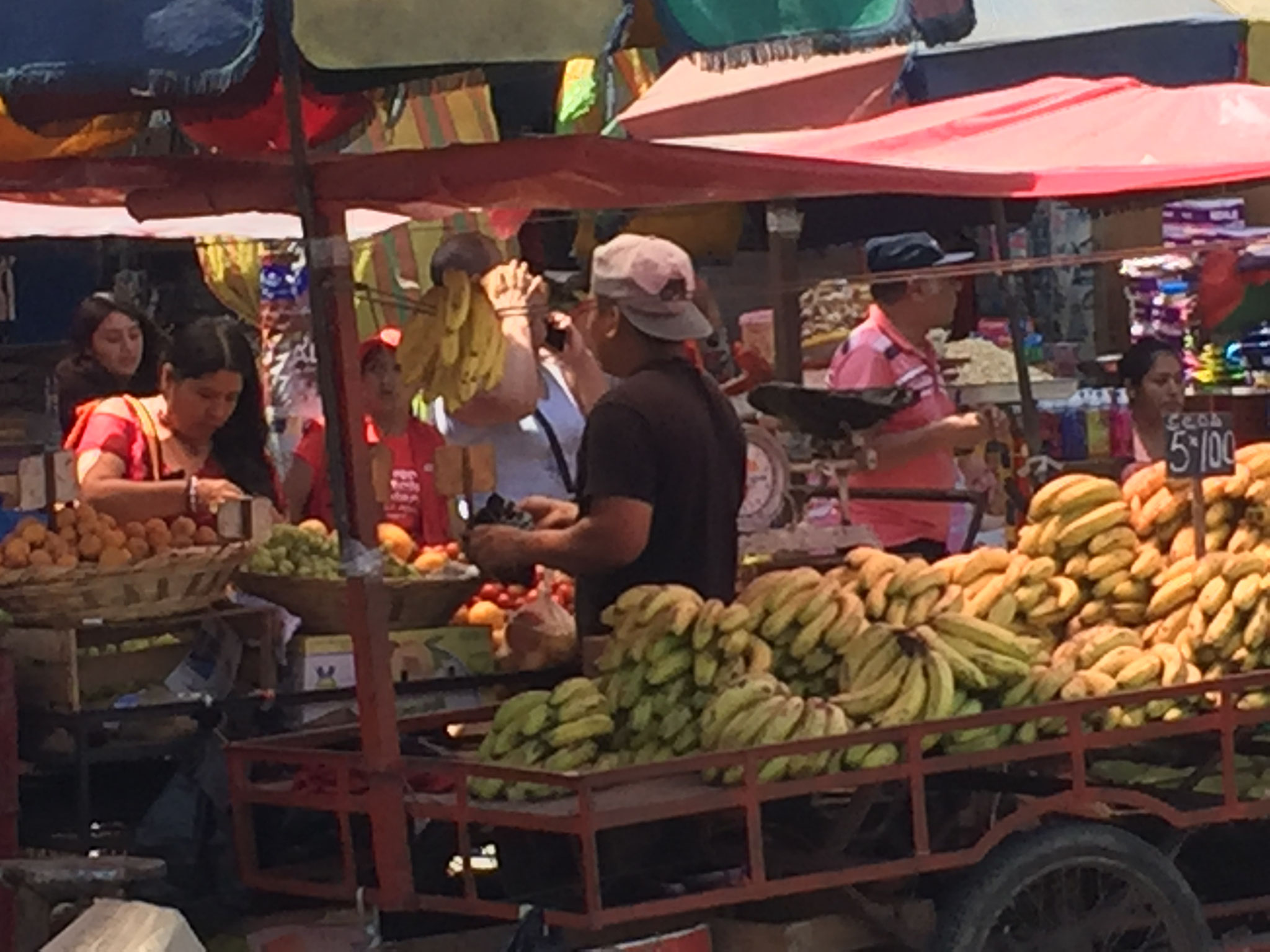 Hauptstrasse mitten durch den Markt......