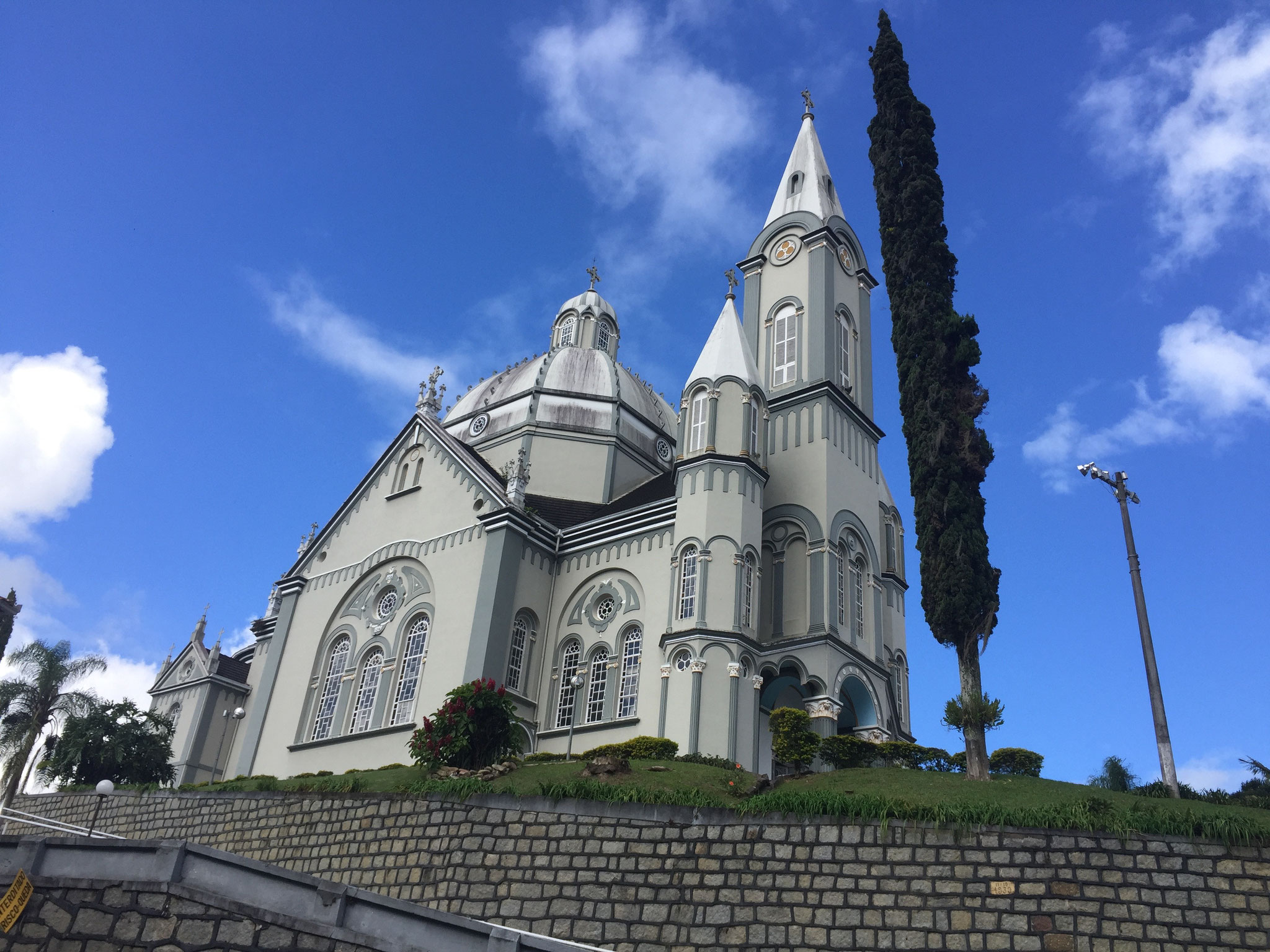 Kirche in einem Bergdorf