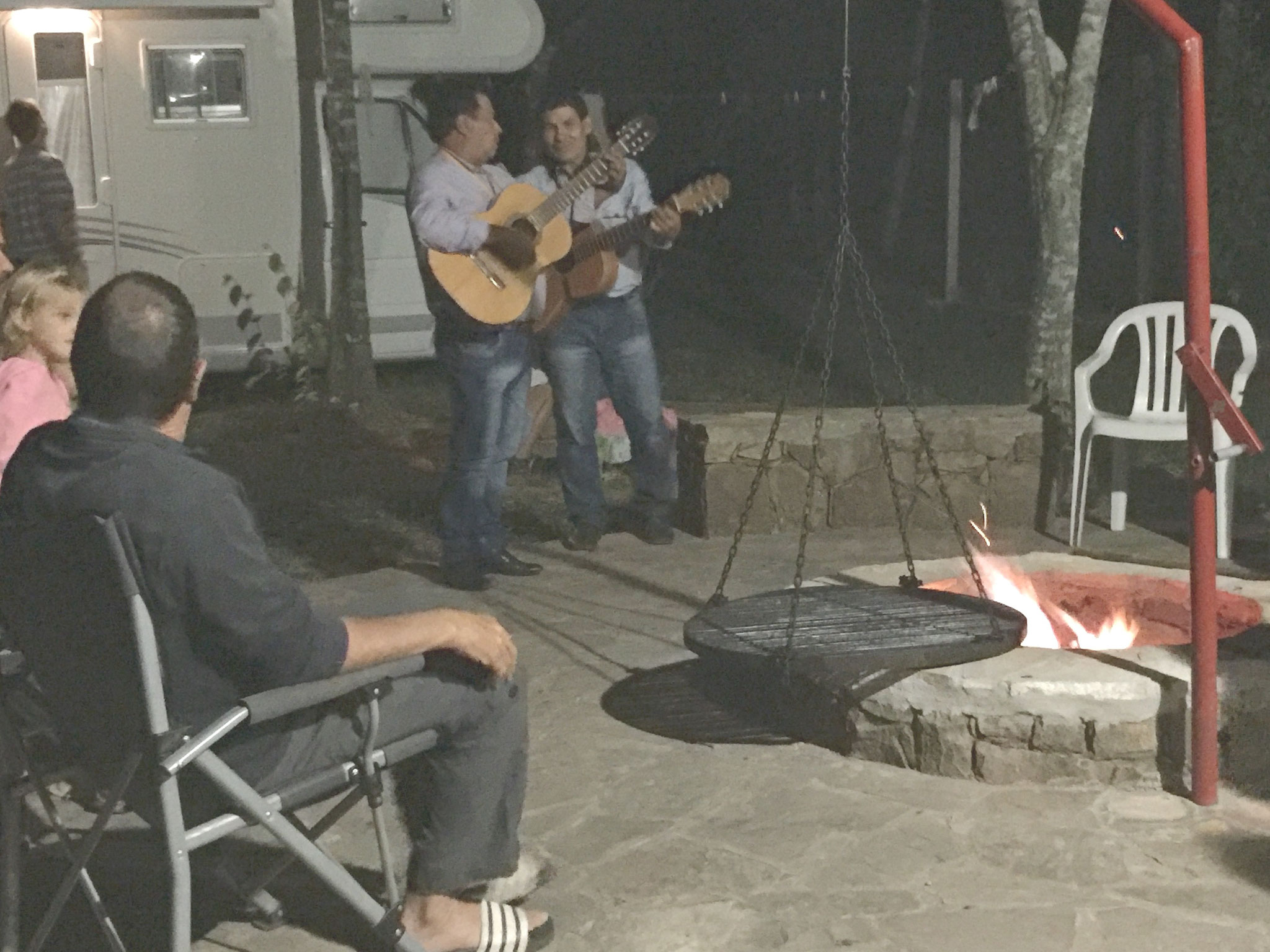 ... und paraguayische Musiker am Grillplatz...