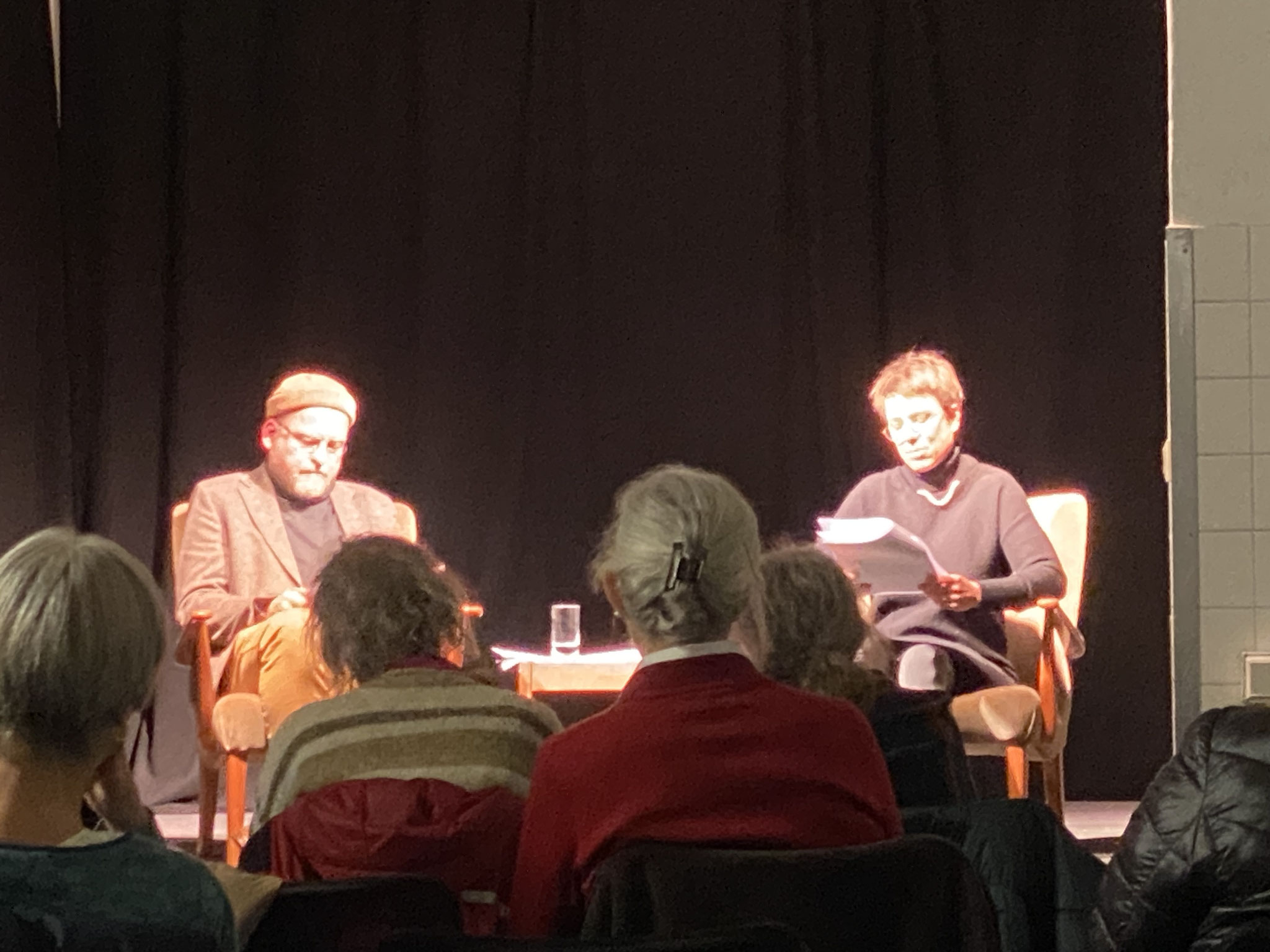 Annette Merklin und Peter Amsler lasen wechselweise aus "Raumforderung" und "Höllenpforte" vor.