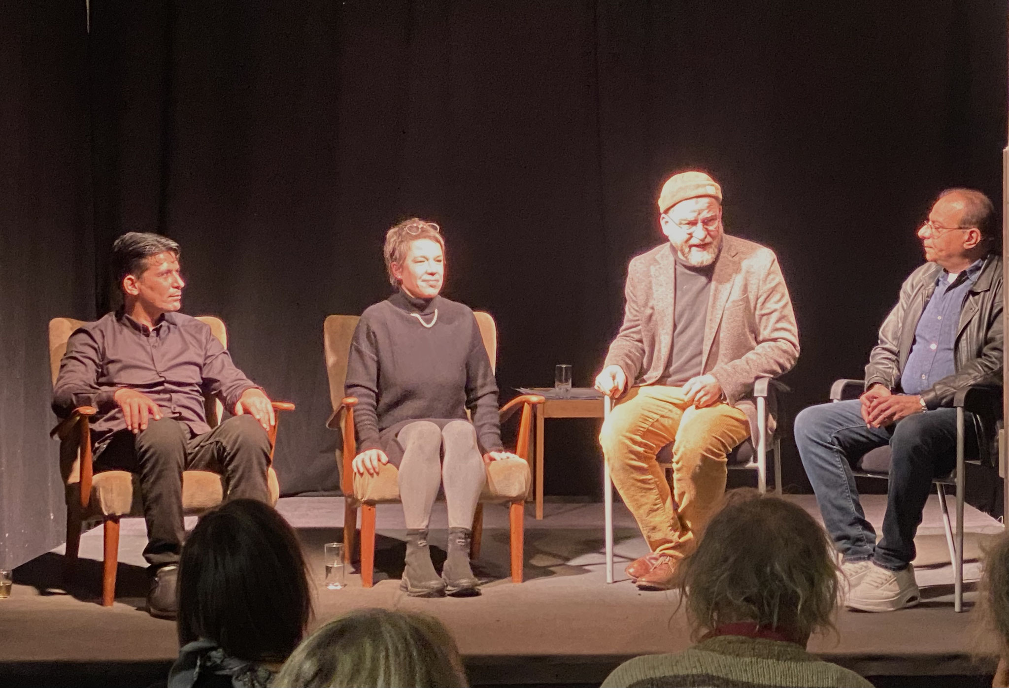 Im Anschluss gab es ein Podiumsgespräch mit Yasser Alkhrfan und Annette Merklin, moderiert von Peter Amsler und von einem arabischen Dolmetscher übersetzt.