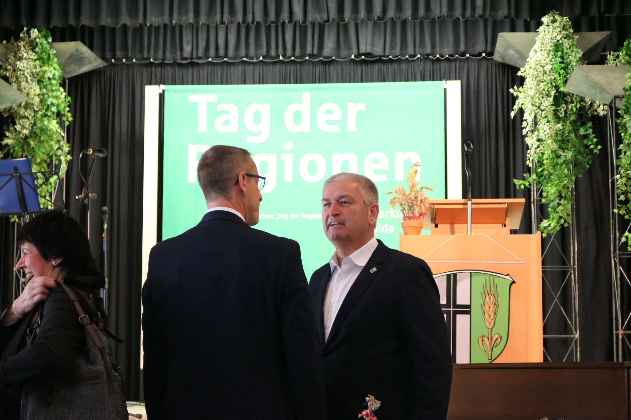 Die Eröffnungsveranstaltung : Der Hosenfelder Bürgermeister Malolepszy und Landrat Woide im Gespräch