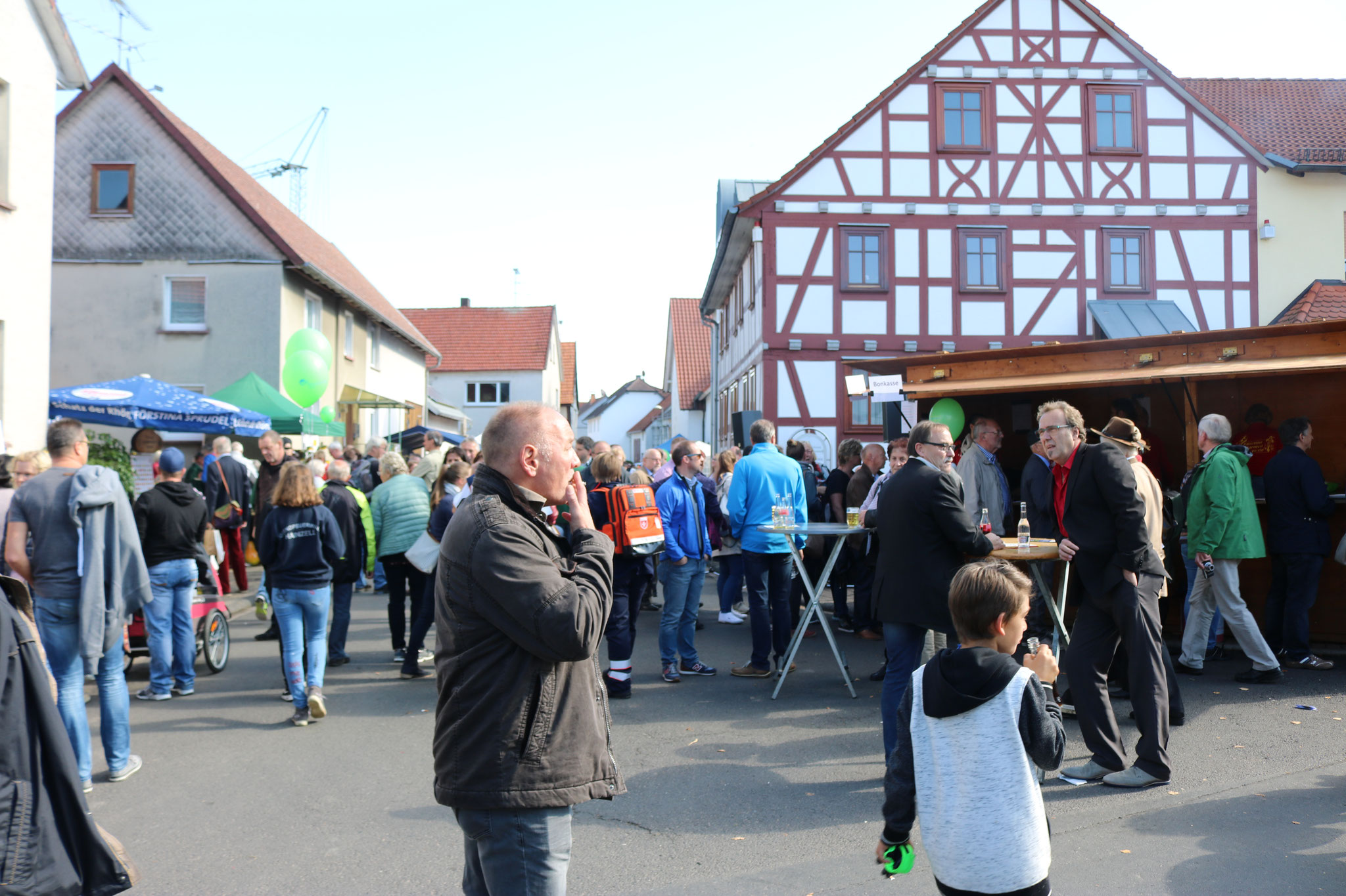 Buntes Treiben mit vielen Besuchern auf der Festmeile