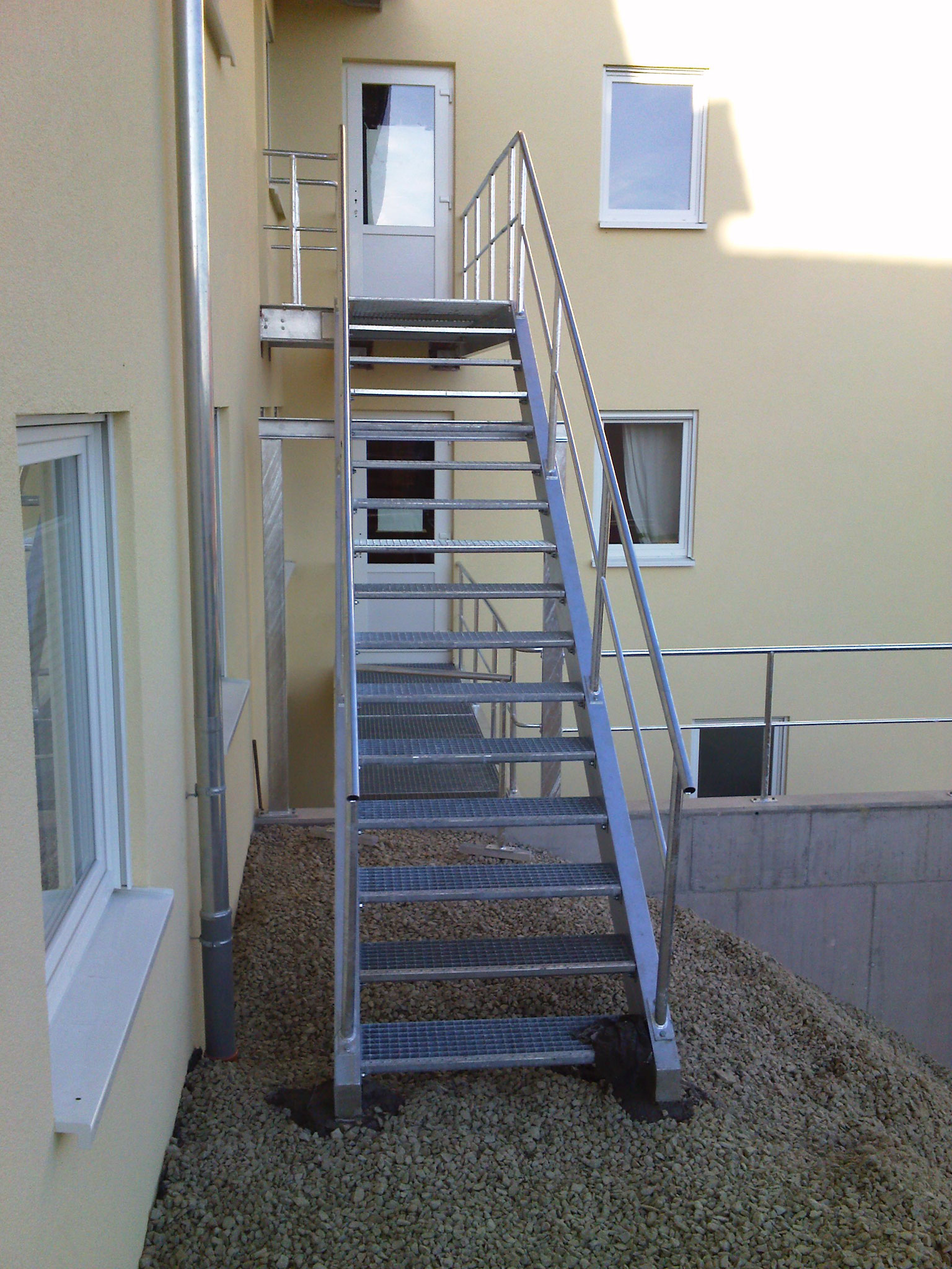 Stahlbau: Treppe mit Steg