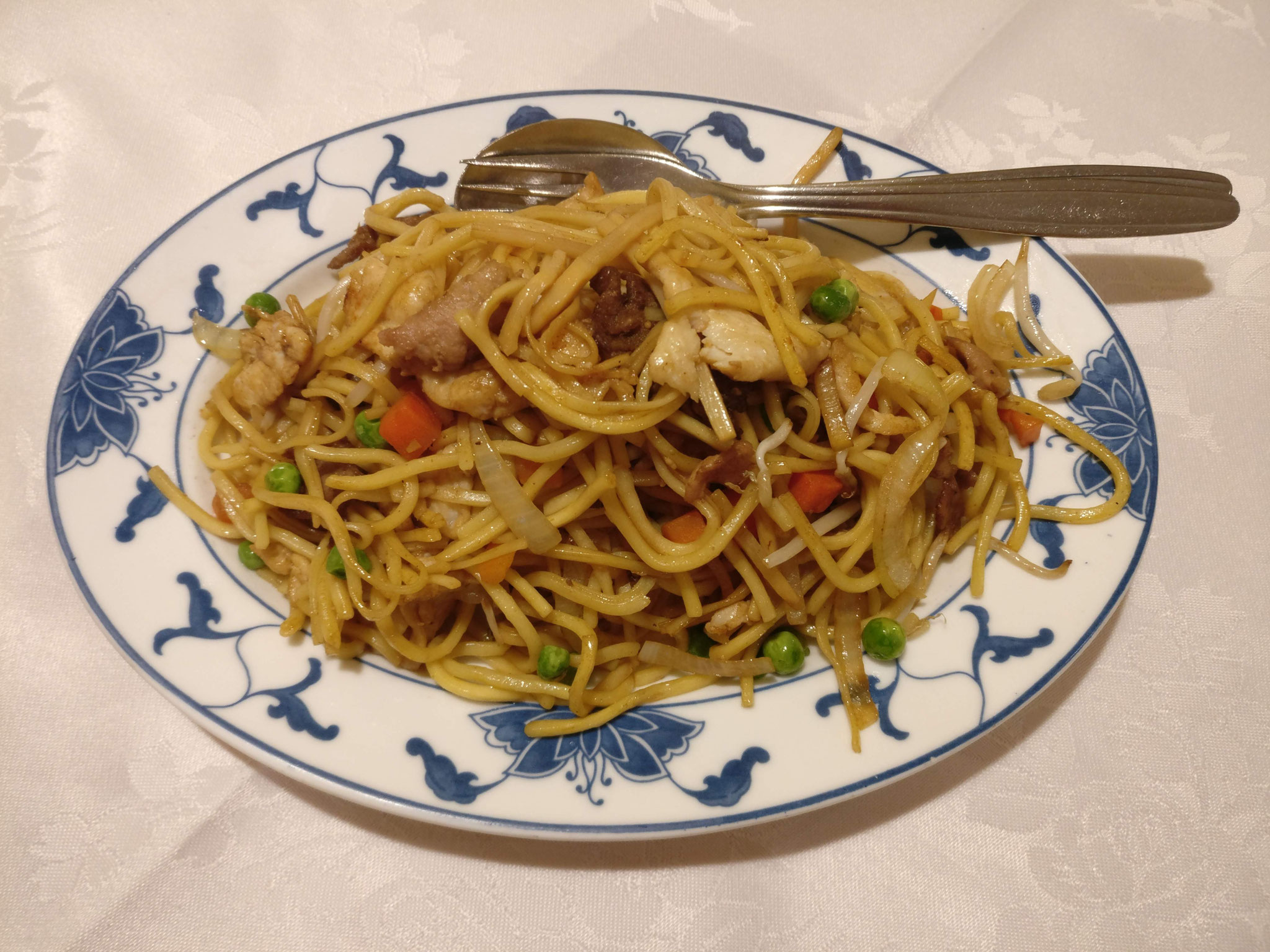 Gebratene Nudeln mit 3 Sorten Fleisch