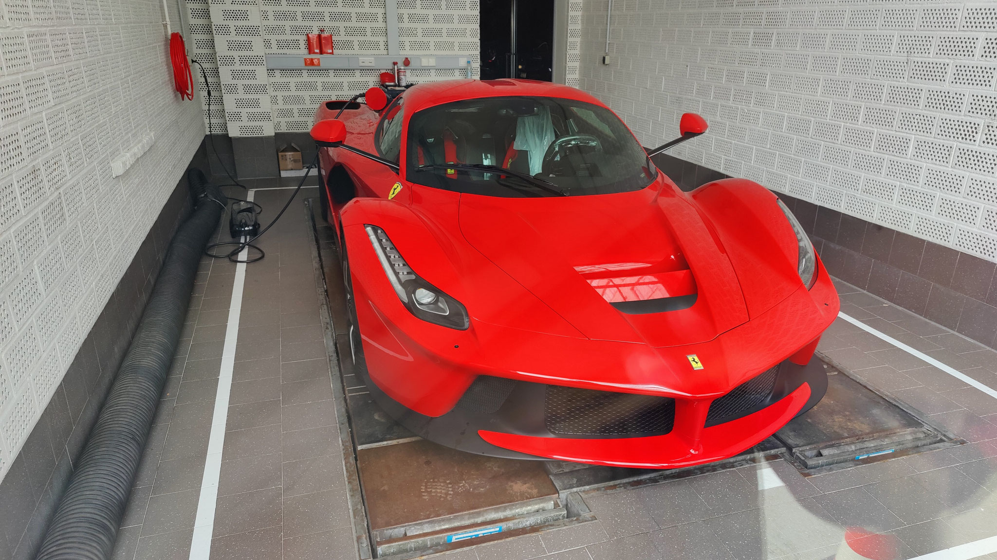 LaFerrari (VIN: ZFF76ZHB000207770)