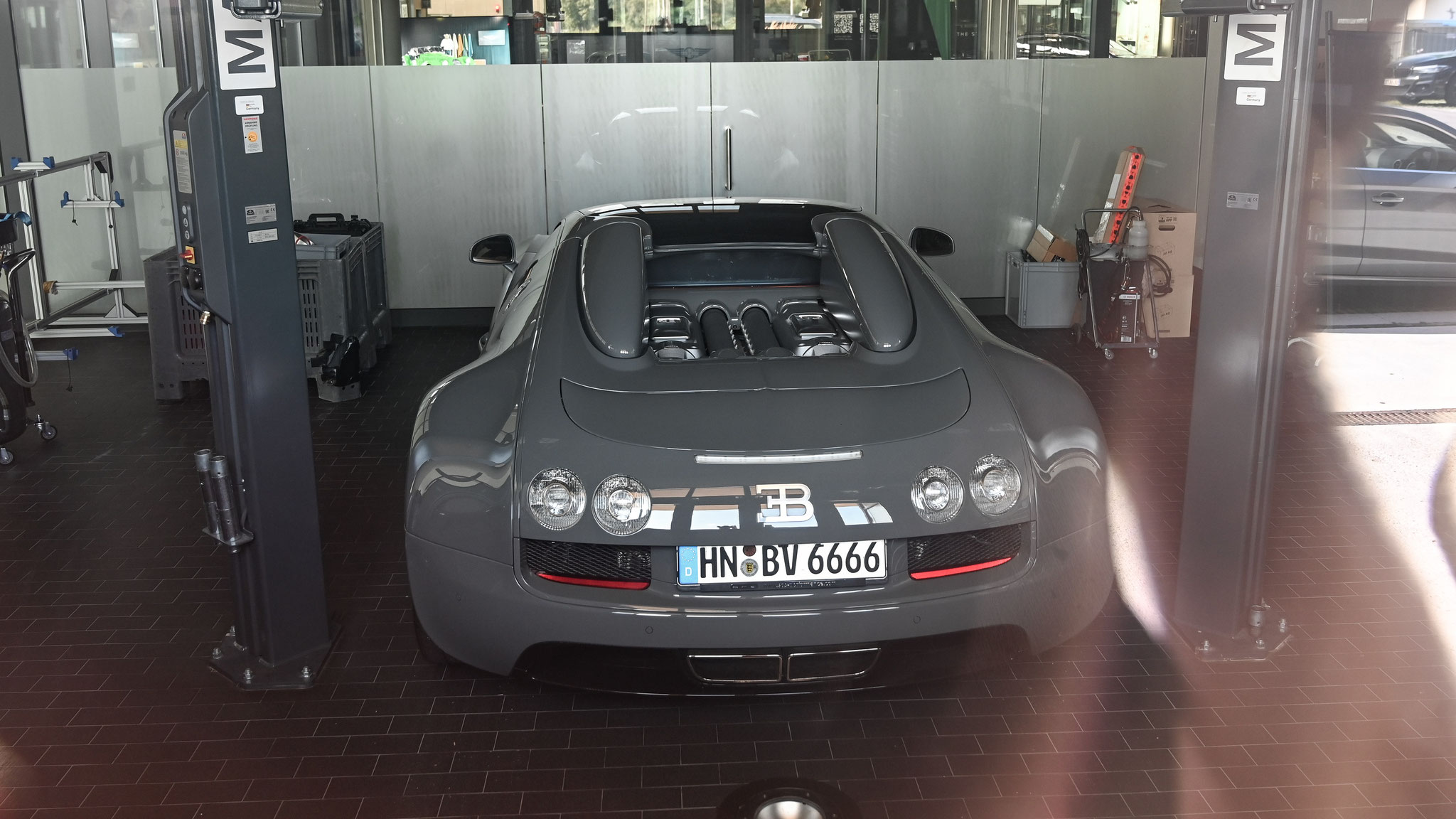 Bugatti Veyron Grand Sport Vitesse - HN-BV6666