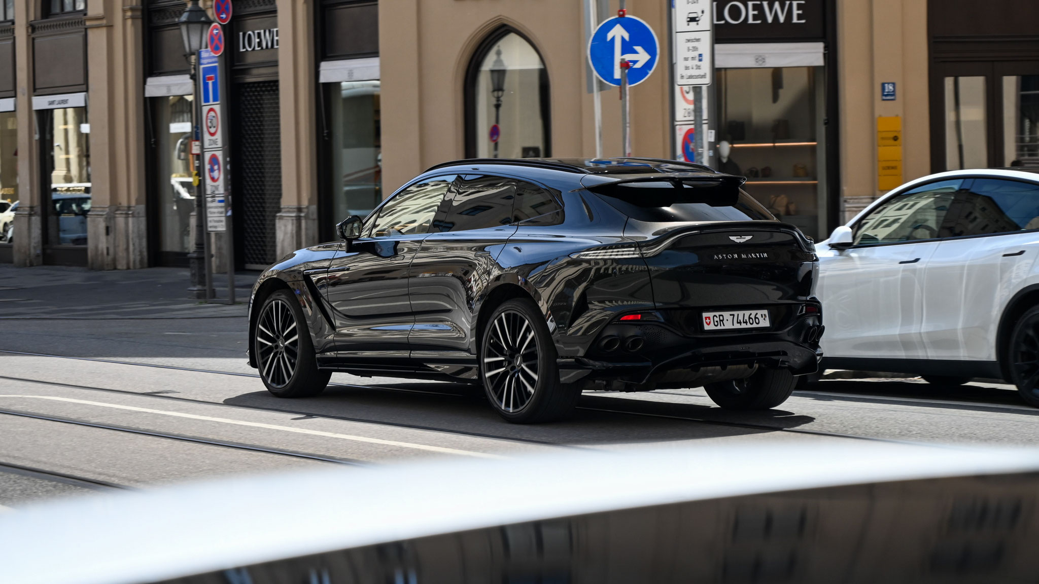 Aston Martin DBX 707 - 