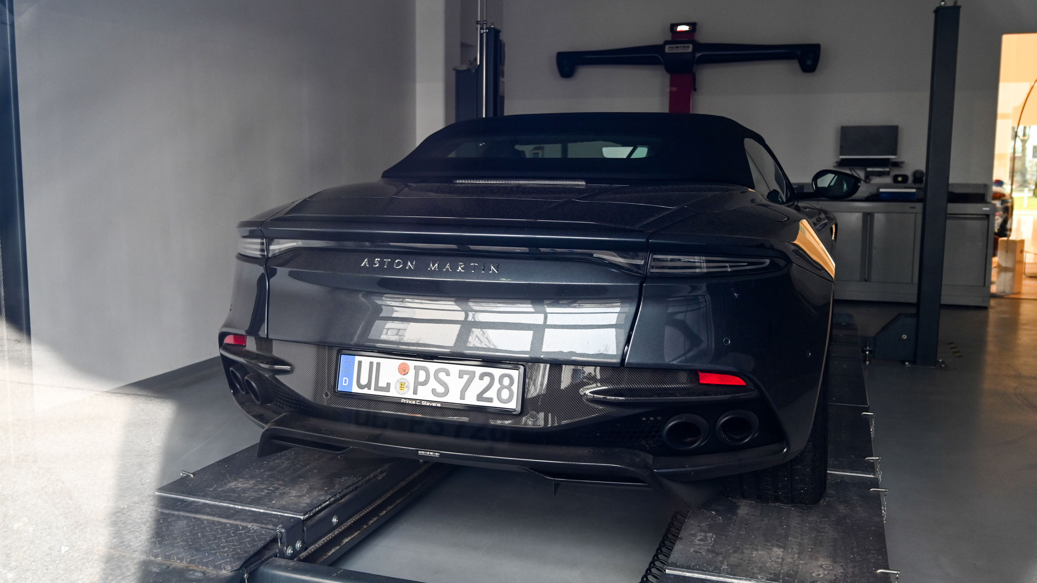 Aston Martin DBS Superleggera Volante - UL-PS728