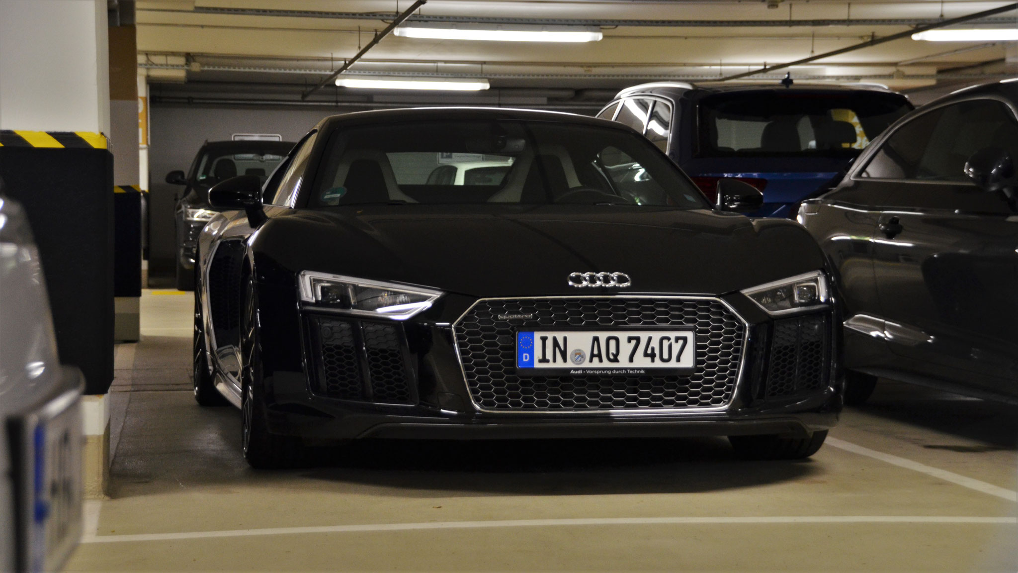Audi R8 V10 - IN-AQ7407