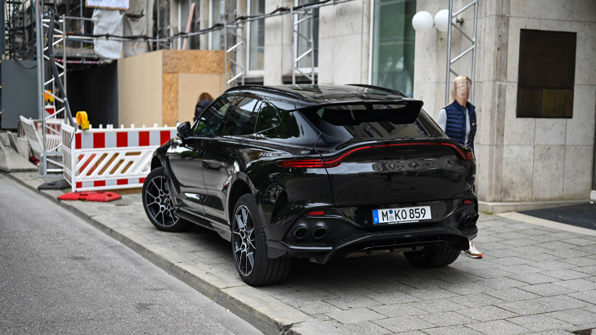 Aston Martin DBX 707 - M-KO859
