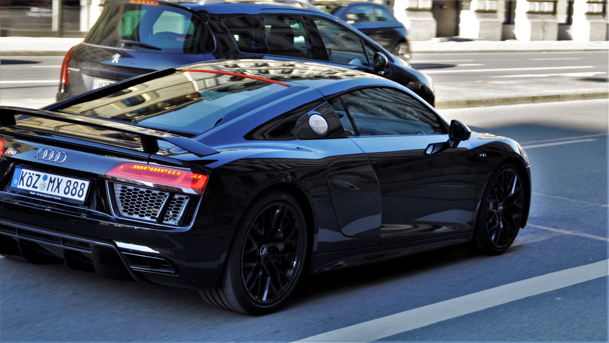 Audi R8 V10 - KÖZ-MX888