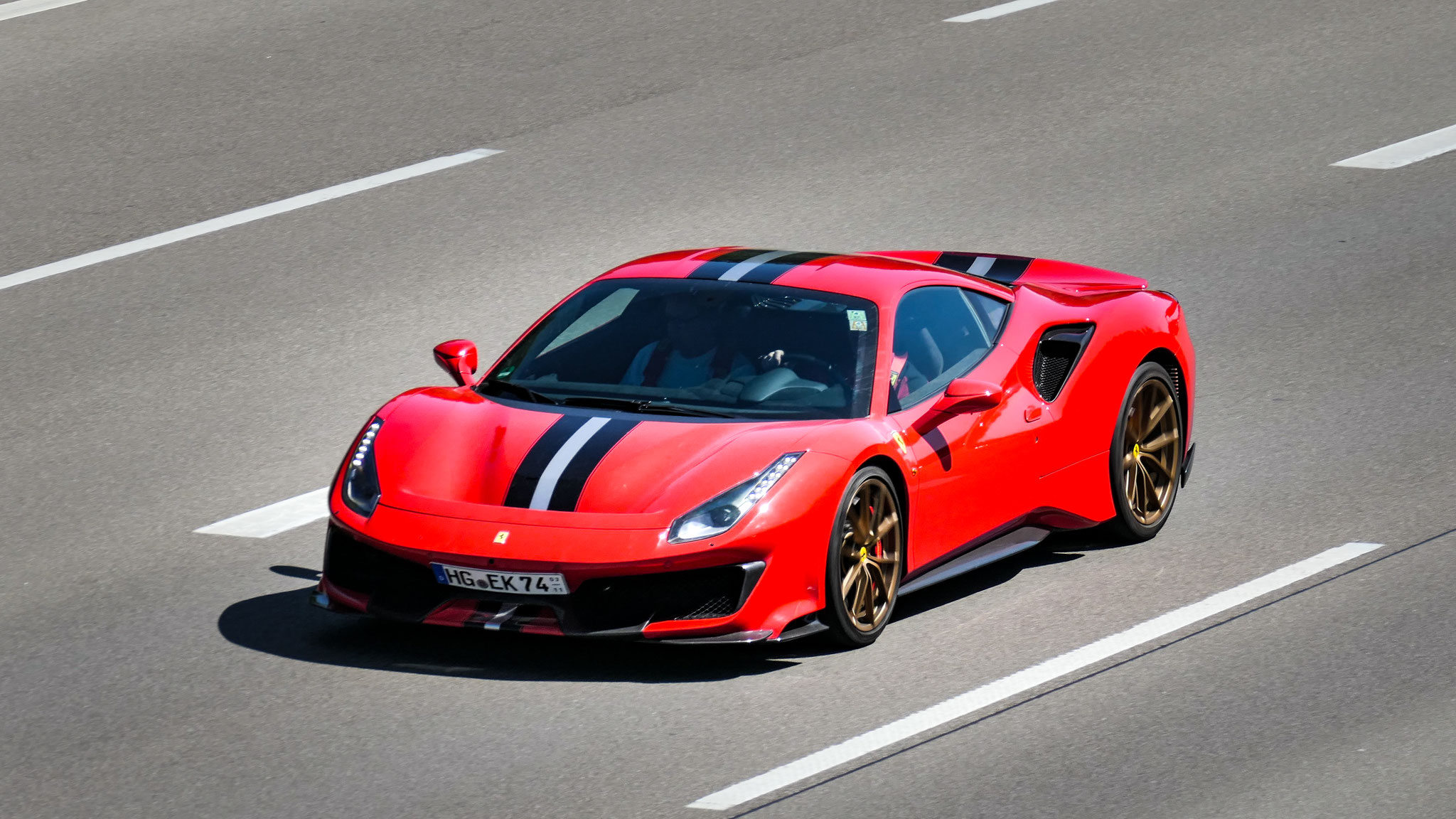 Ferrari 488 Pista - HG-EK74