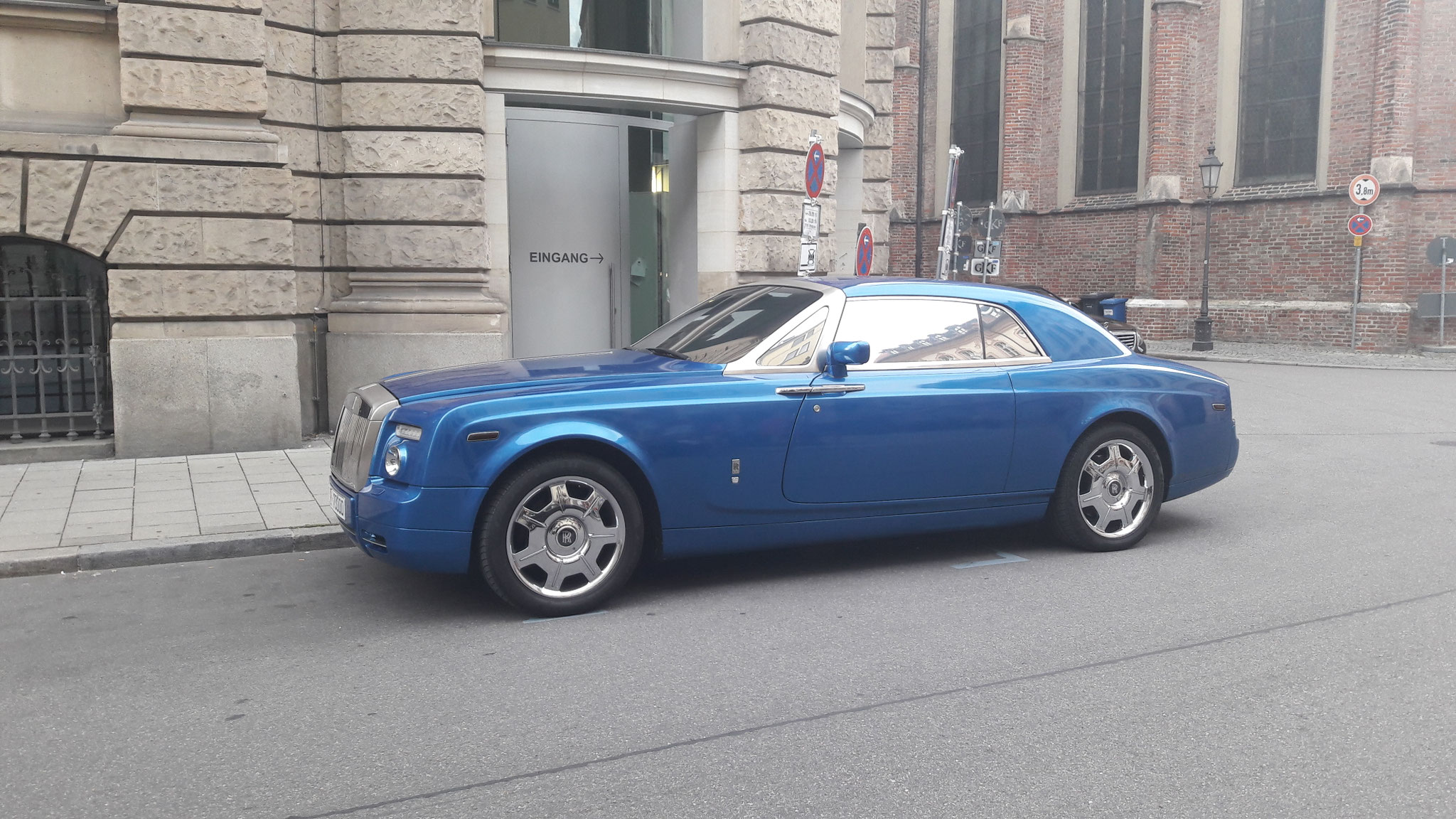 Rolls Royce Phantom Coupé - 1173000 (UAE)