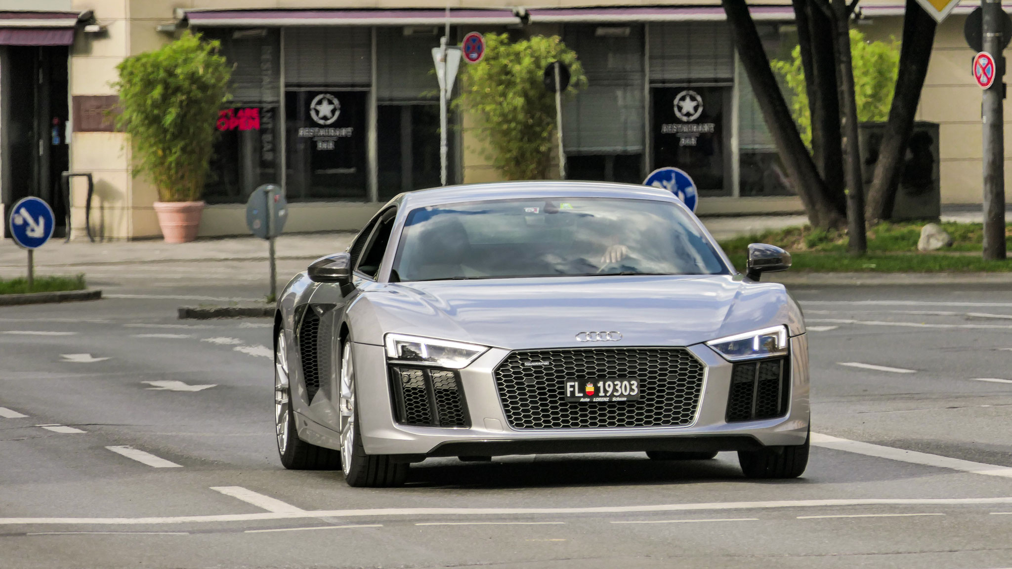 Audi R8 V10 - FL19303 (LIC)