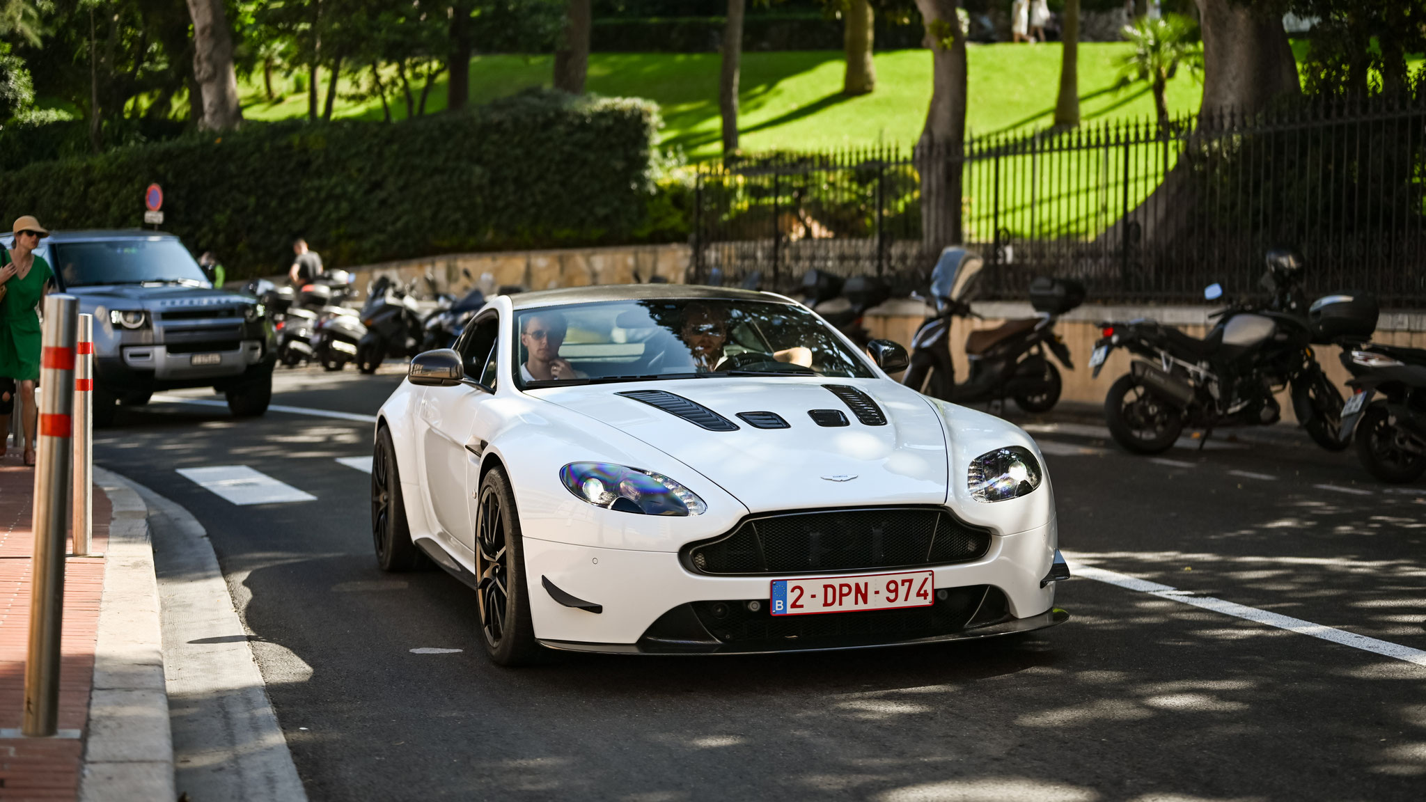 Aston Martin Vantage V12 - 2DPNB974 (BEL)