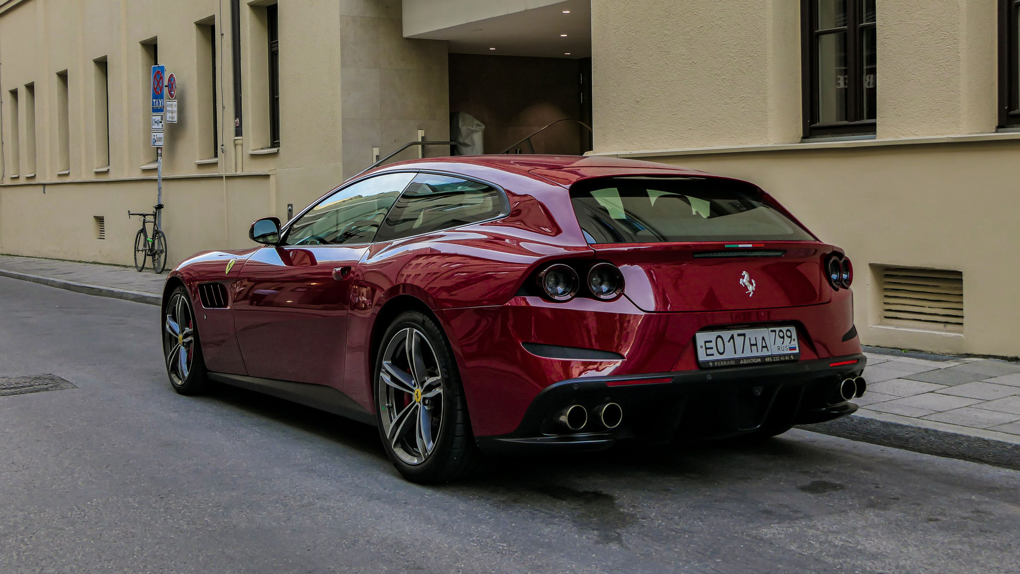 Ferrari GTC4 Lusso - E017HA-799 (RUS)