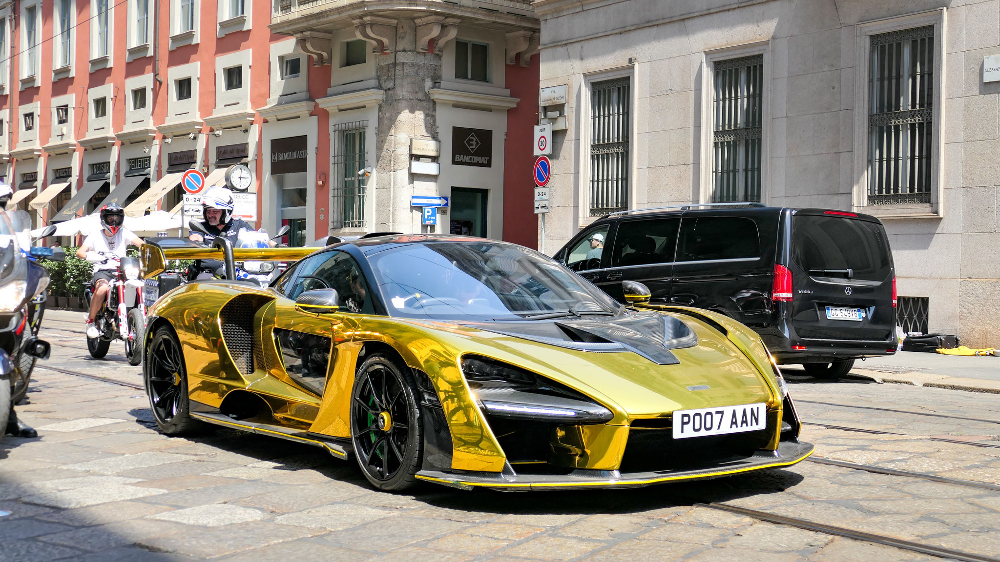 McLaren Senna - P007AAN (GB) 