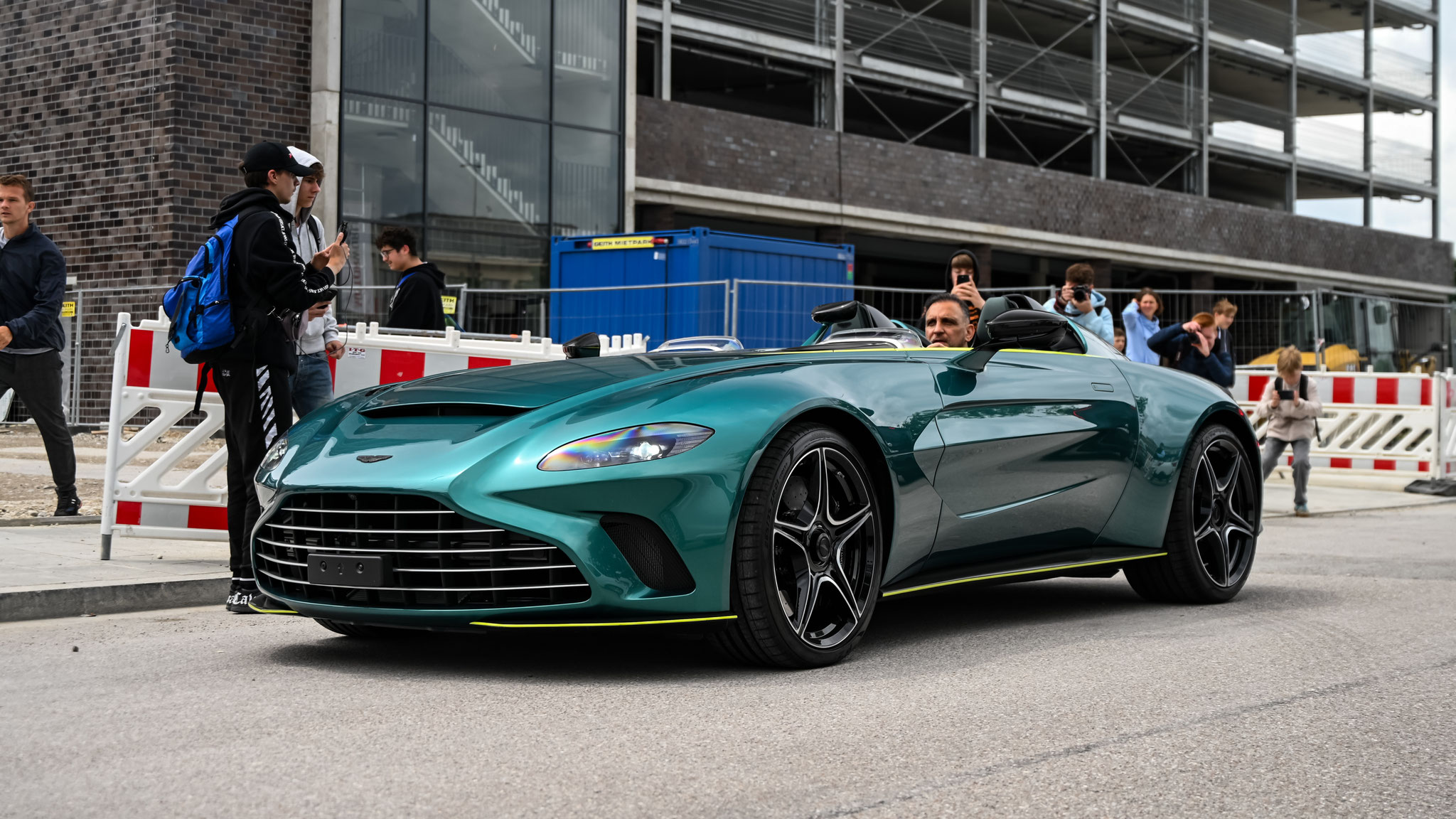 Aston Martin V12 Speedster - M-QQ375