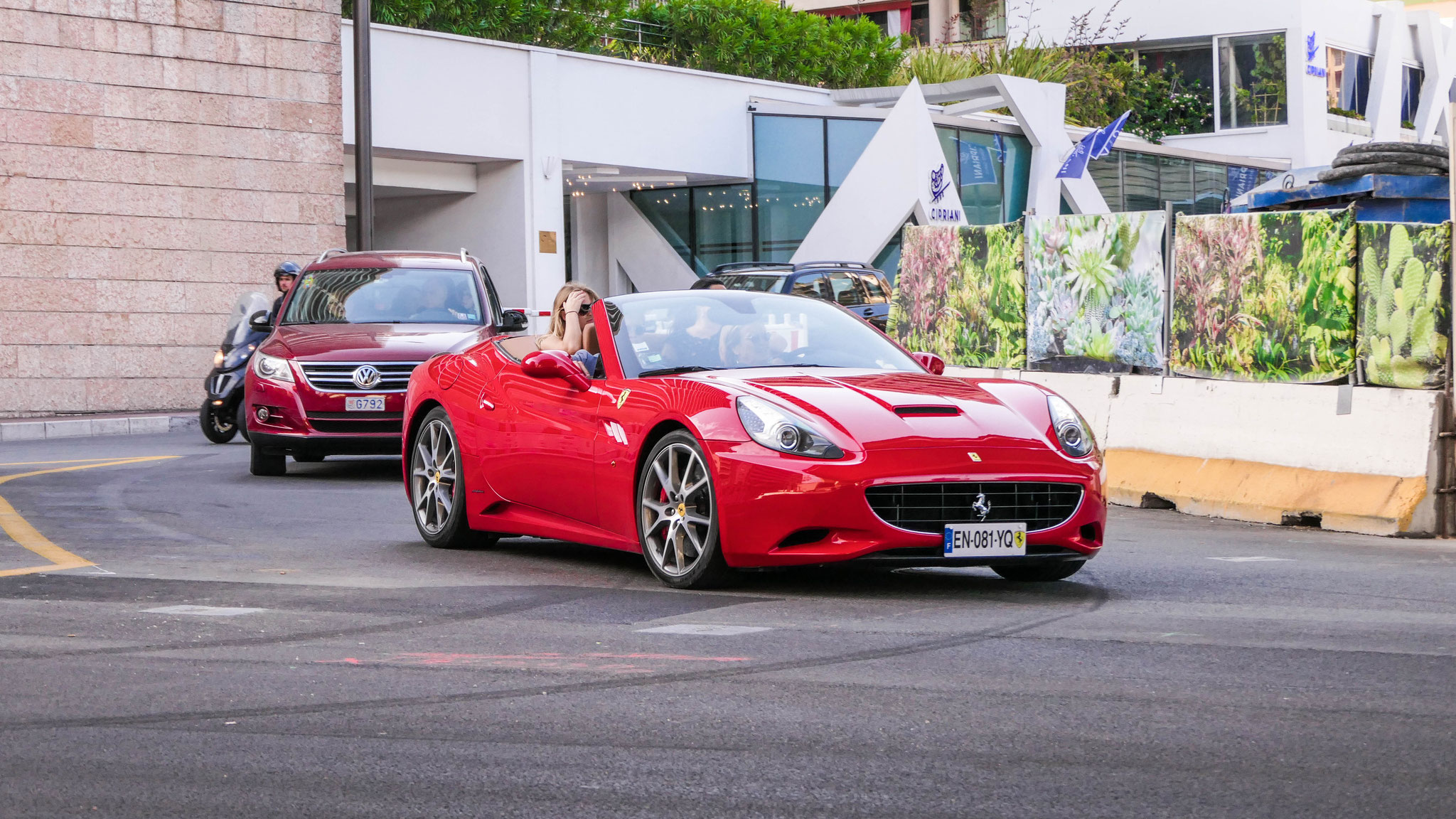 Ferrari California - EN081YQ (FRA)