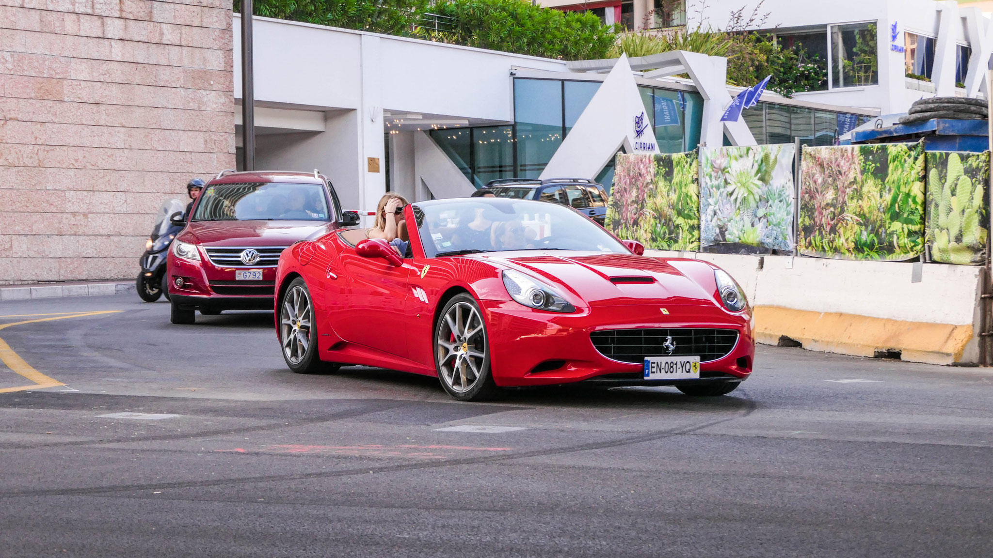 Ferrari California - EN081YQ (FRA)