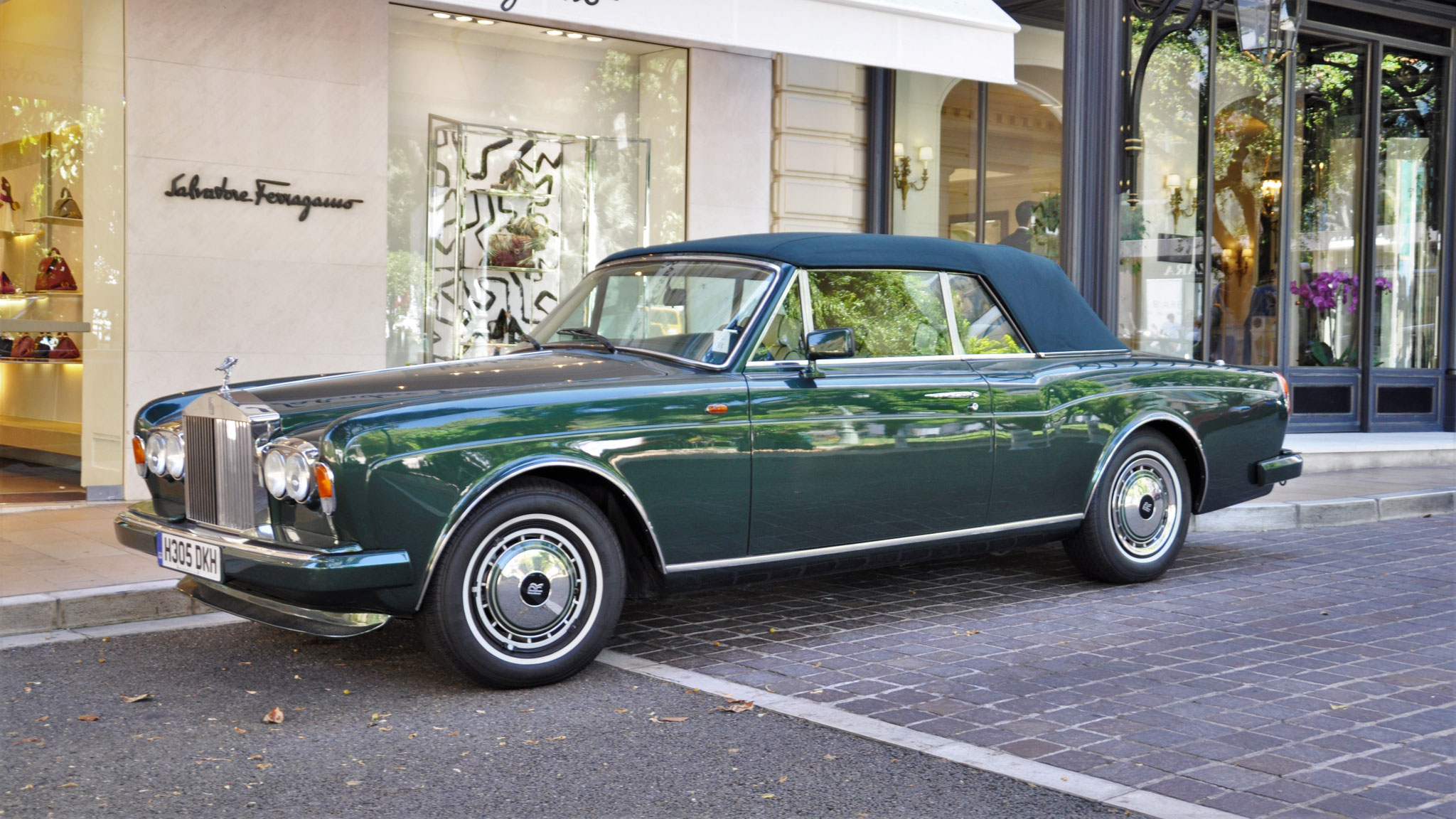 Rolls Royce Corniche - H305DKH (GB)