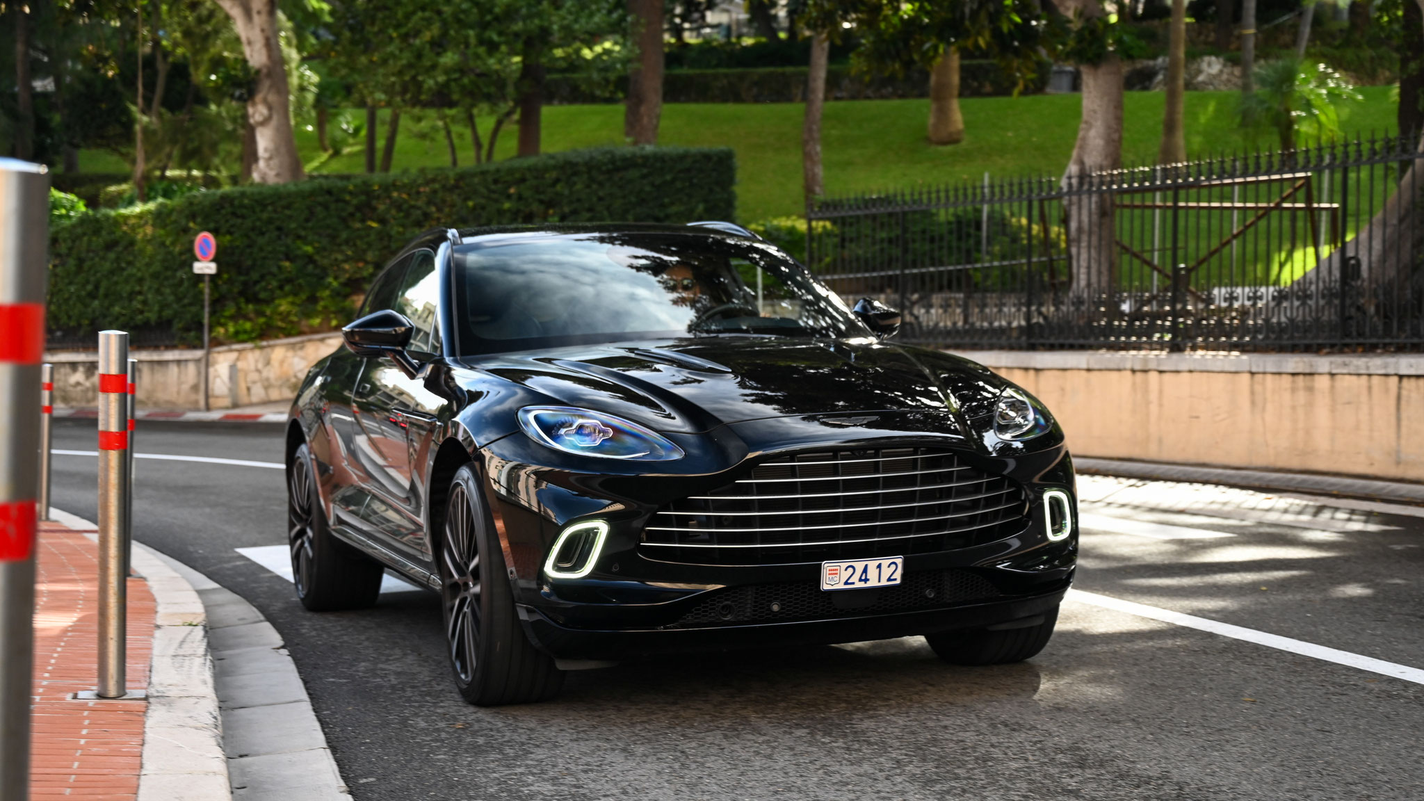 Aston Martin DBX - 2412 (MC)
