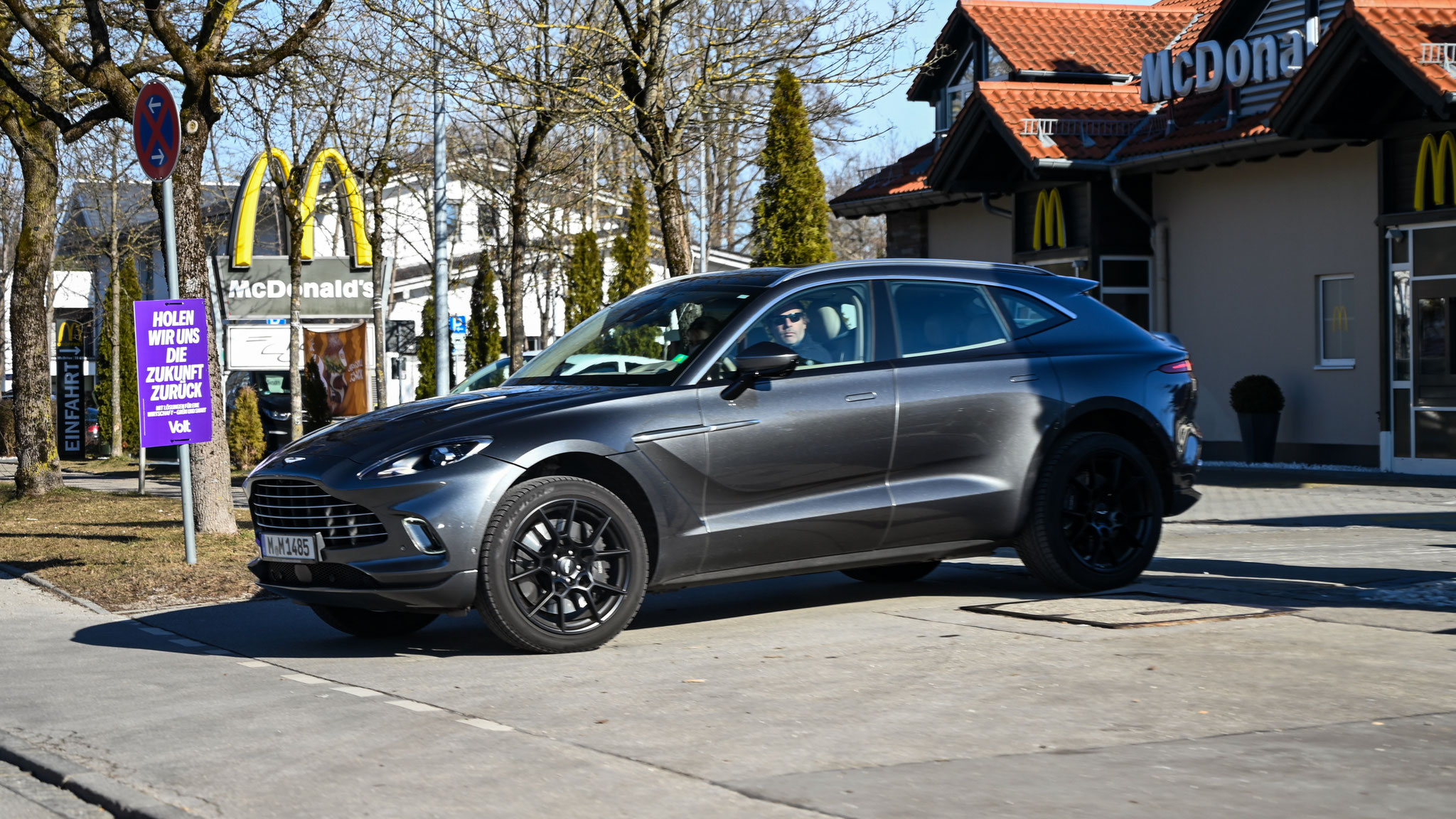Aston Martin DBX - M-M1485
