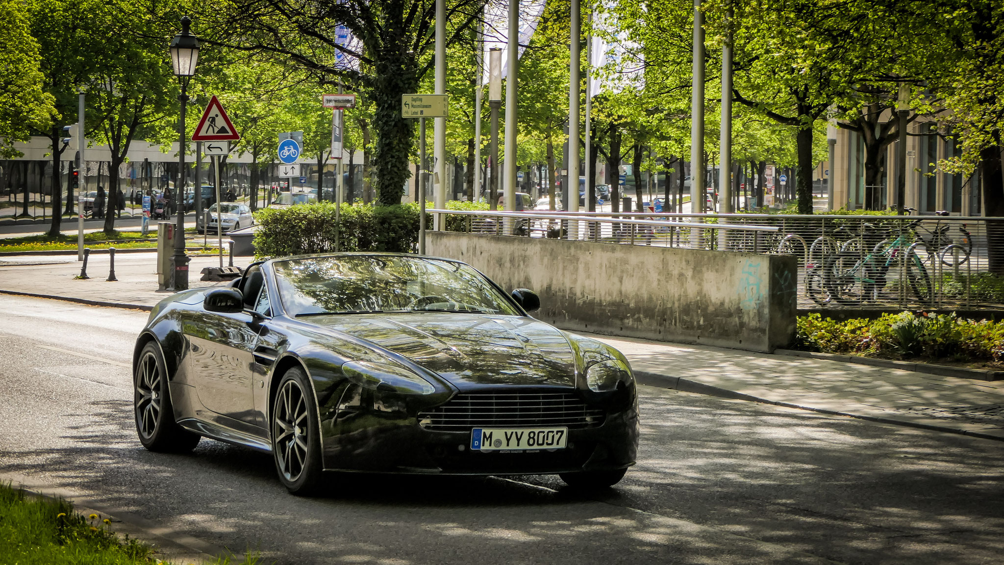 Aston Martin Vantage V8 Volante - M-YY8007