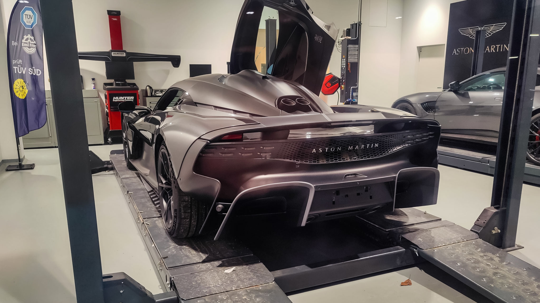Aston Martin Valhalla