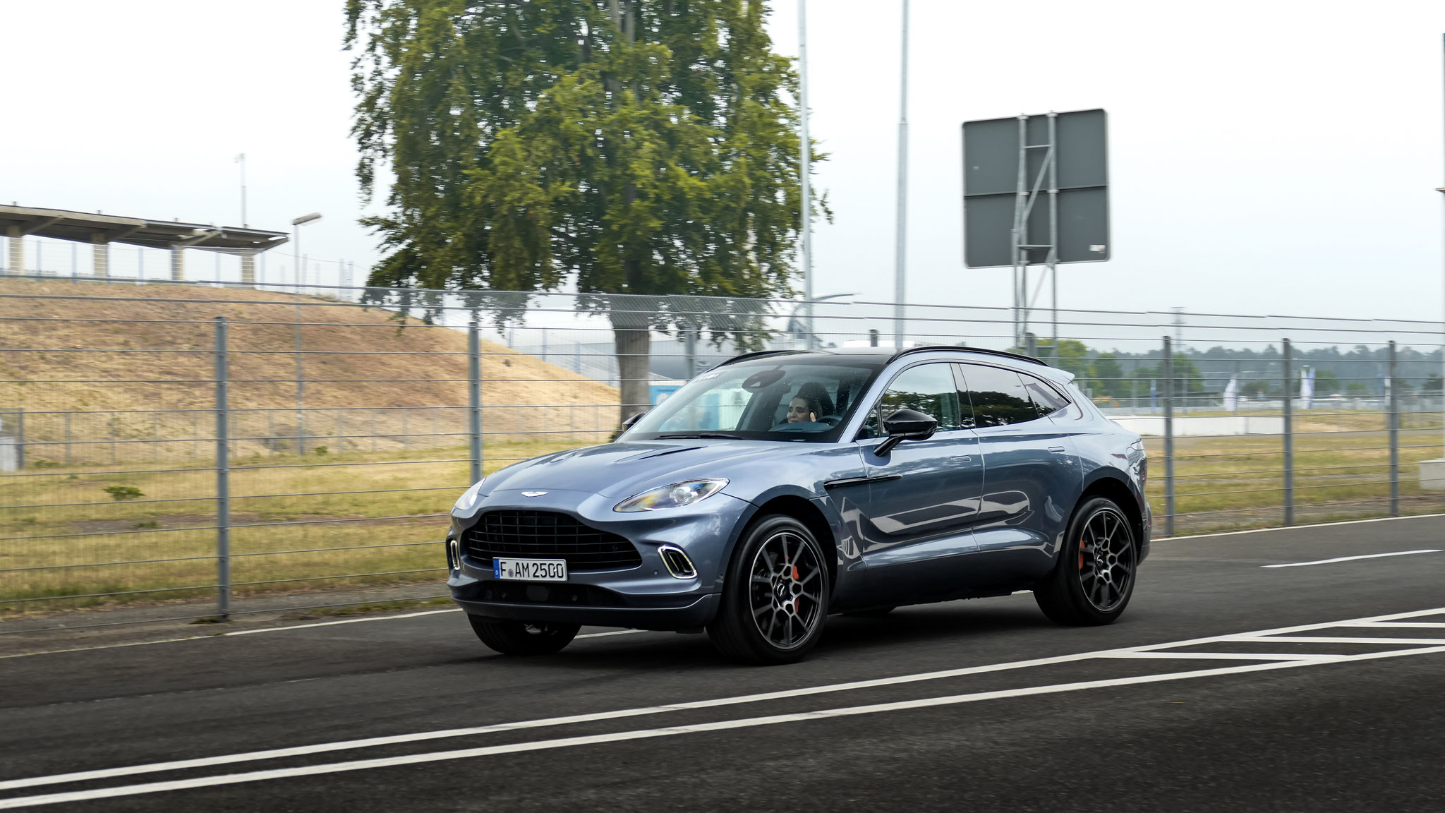 Aston Martin DBX - F-AM2500