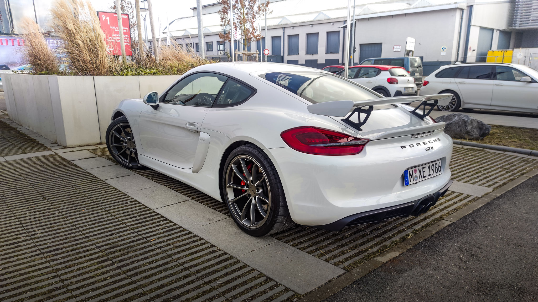 Porsche Cayman GT4 - M-XE1986
