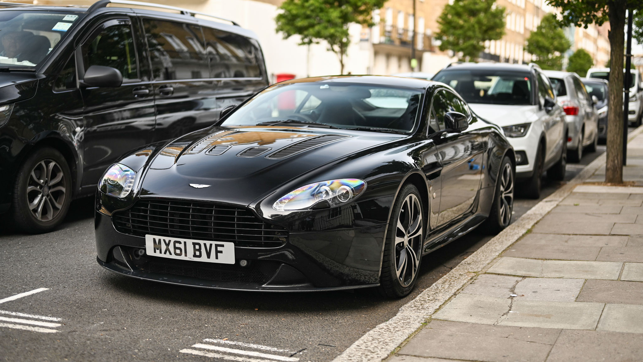 Aston Martin Vantage V12 - MX61BVF (GB)