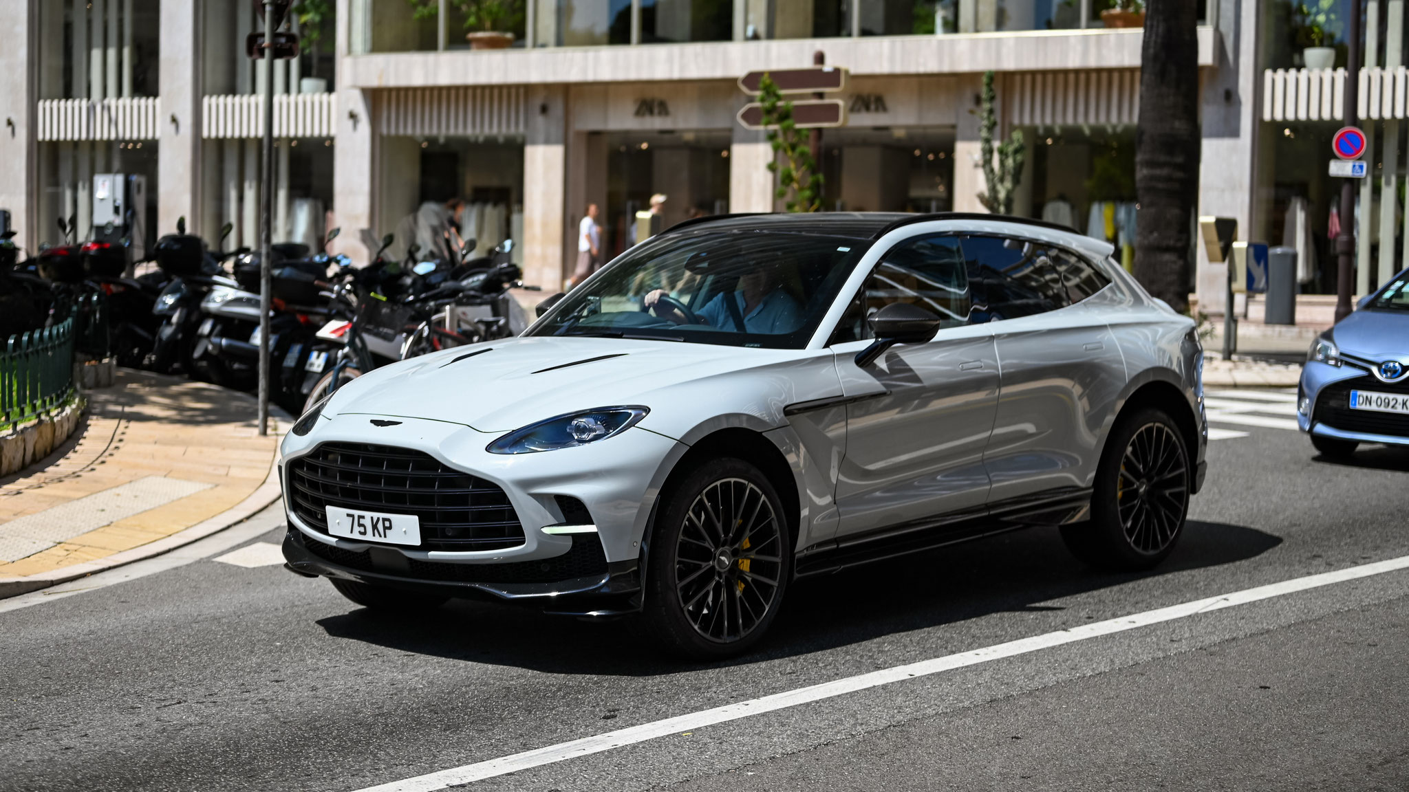 Aston Martin DBX 707 - 75KP (GB)