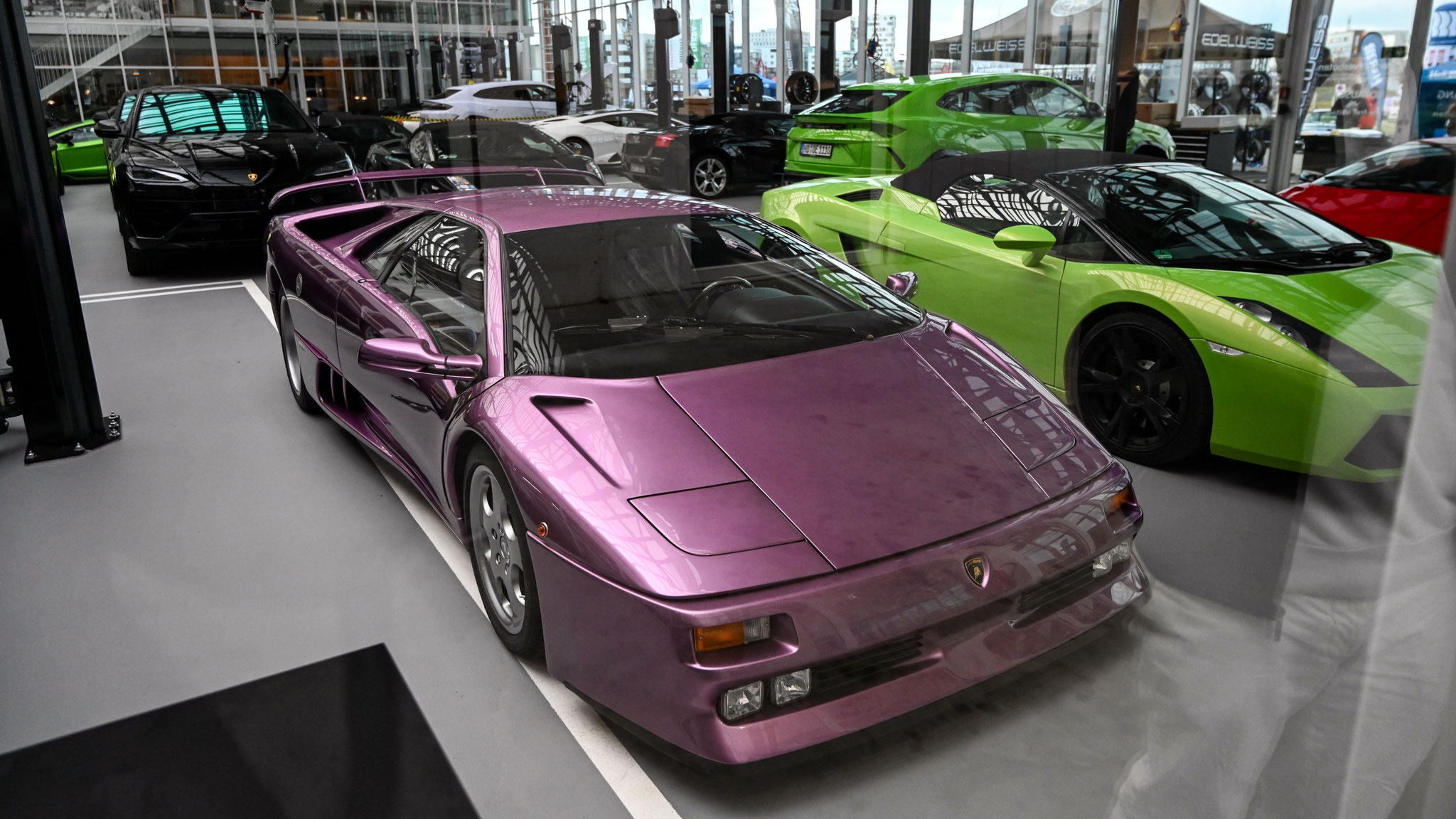 Lamborghini Diablo SE30 - 11ULT (KSA) 